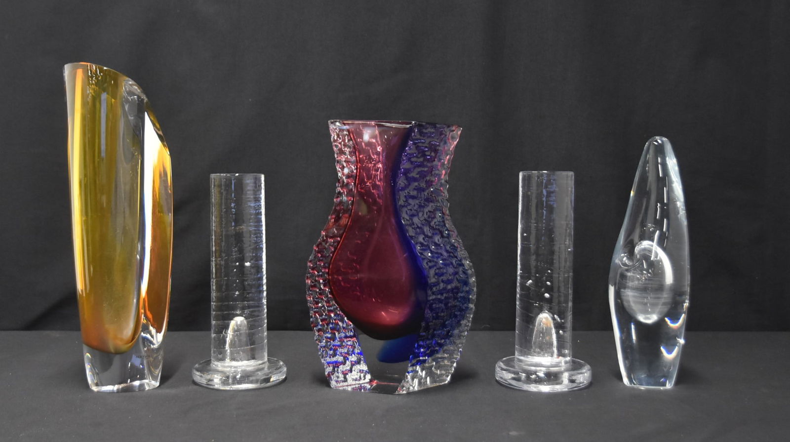 (5)pc STUDIO ART GLASS VASES & CANDLE HOLDERS: PAIR KOSTA BODA COLUMN CANDLE HOLDERS / TIMO SARPANEVA FOR LITTALI FINLAND "ORKIDEA" ORCHID ART GLASS VASE / GORAN WARFF FOR KOSTA BODA AMBER GLASS VASE / MANDRUZZATO MURANO HEAVY FACET TEXTURED RED ^