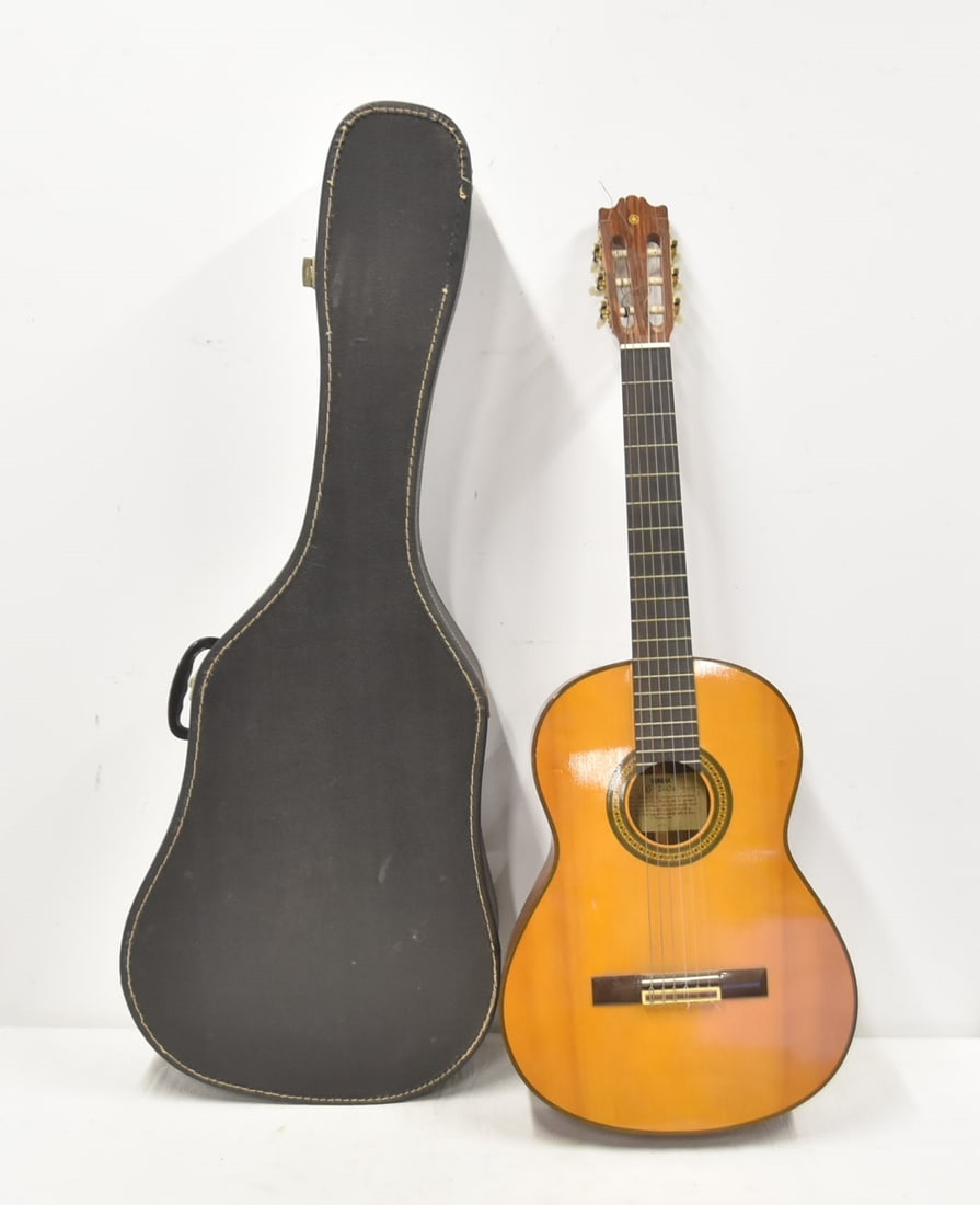 YAMAHA G- 240 II CLASSICAL GUITAR (1 of 6)