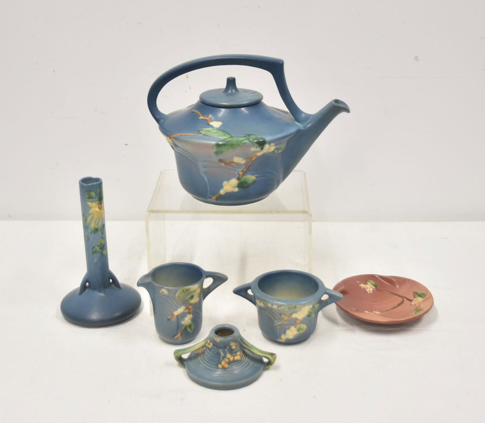 (8) ROSEVILLE SNOWBERRY POTTERY LOT: ROSEVILLE SNOWBERRY TEA POT ROSEVILLE SNOWBERRY TEAPOT BLUE LAVENDER GREEN 6 CUP - 10" x 7" x 7 1/2" / ROSEVILLE SNOWBERRY CANDLESTICK / ROSEVILLE SNOWBERRY SUGAR & CREAMER / DISH / BUD VASE - 7 1/2"