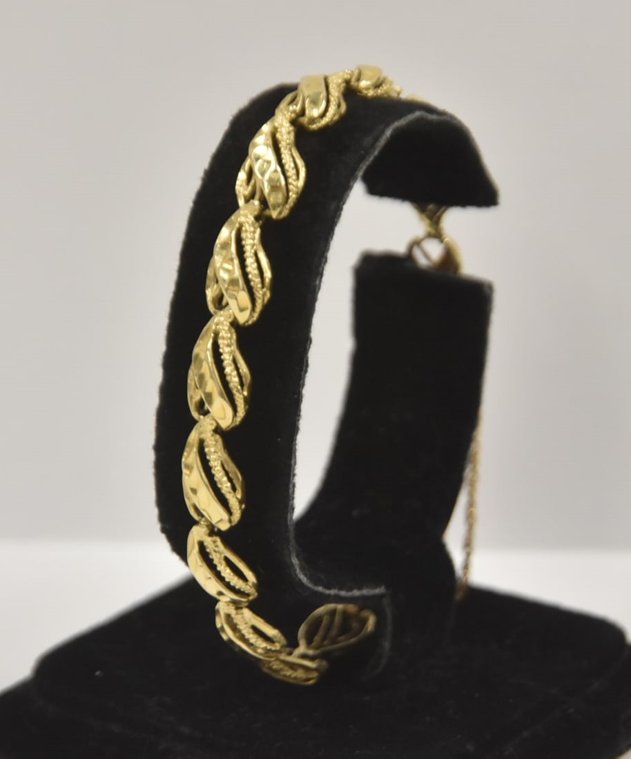 14kt GOLD FOLIATE FORM BRACELET: 14kt GOLD FILIGREE LEAF FORM BRACELET ; WITH (16) LEAVES - 10.95grams ; SIZE 7 1/4"