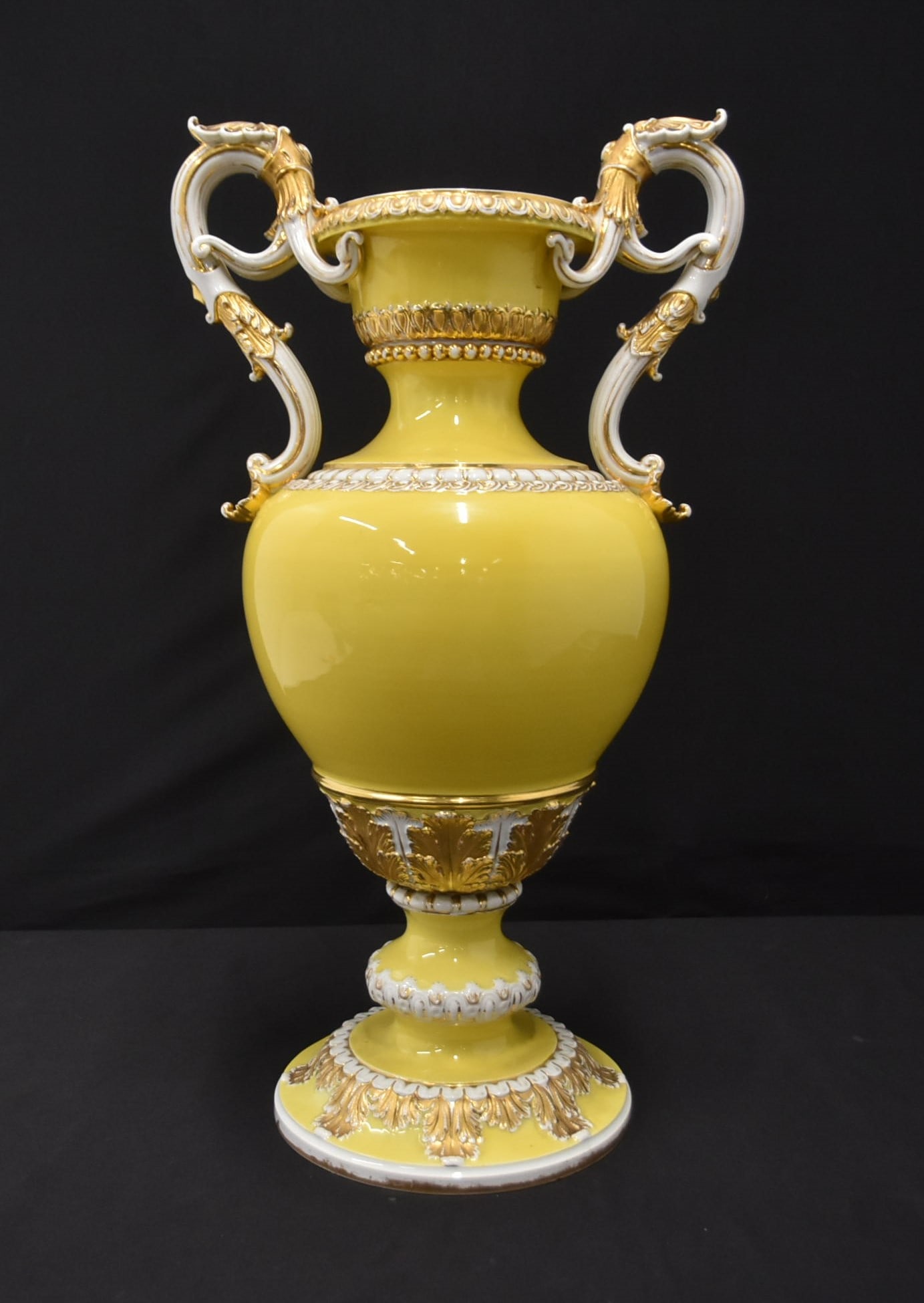 LARGE MEISSEN SNAKE HANDLE VASE - 24" TALL: LARGE MEISSEN YELLOW GROUND SNAKE HANDLE VASE WITH GOLD DECORATIONS - 13" x 10" x 24"