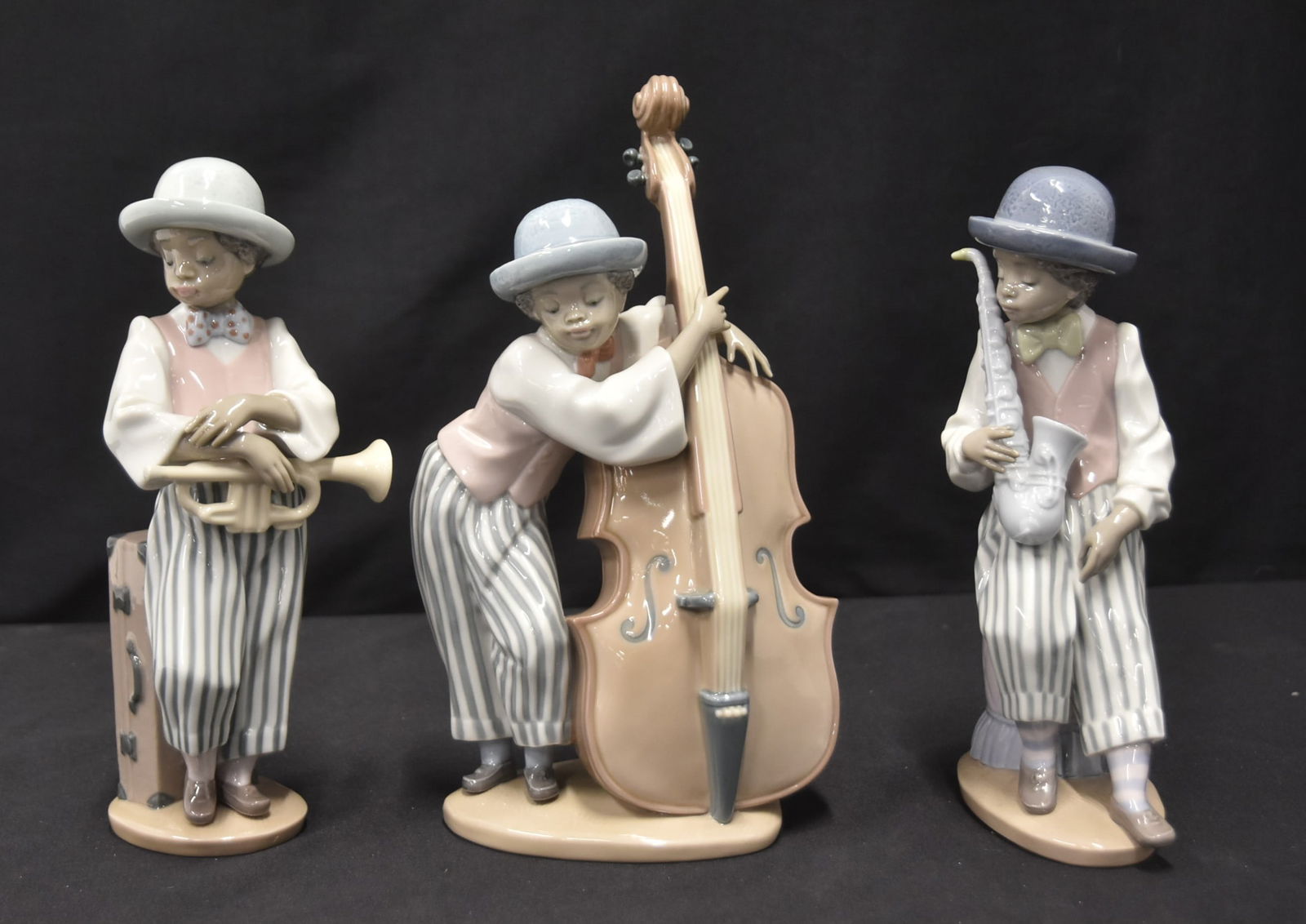 (3) LLADRO BLACK LEGACY JAZZ BAND: (3) LLADRO BLACK LEGACY COLLECTION LLADRO 5832 JAZZ HORN PLAYER , # 5832 / LLADRO 5833 JAZZ SAX PLAYER , # 5833 / LLADRO 5834 JAZZ BAND BASS PLAYER , # 5834 LARGEST IS 6" x 10 1/2"