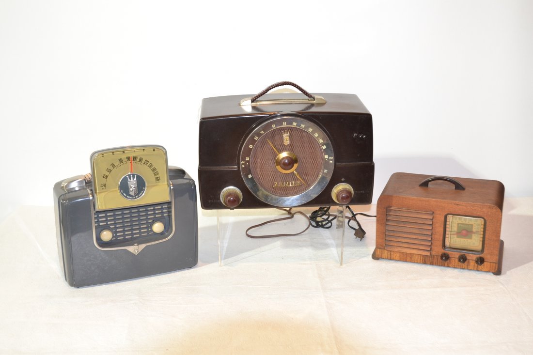 (2) VINTAGE ZENITH ROADIOS & PHILCO RADIO