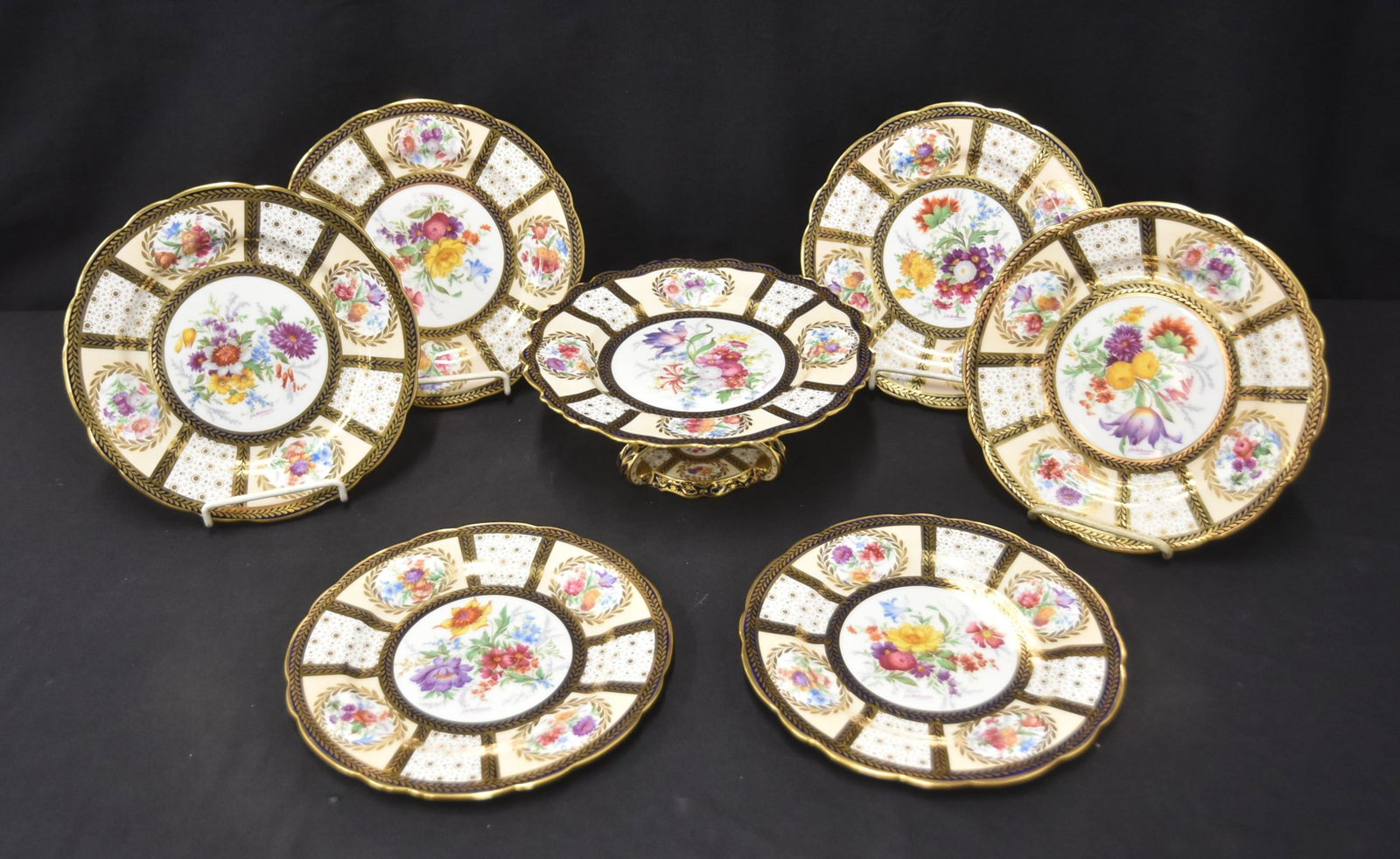 PARAGON QUEEN MARY FINE CHINA PLATE & CAKE DISH (1 of 12)