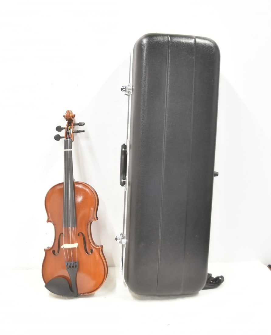 STROBEL MODEL ML 80 VIOLIN IN CASE: STROBEL MODEL ML 80 STUDENT VIOLIN IN CASE ; ADJUSTED IN THE EASTMAN ; MODEL ML 80 , ANNE 2017 ; SERIAL 16711397 - SIZE 4/4
