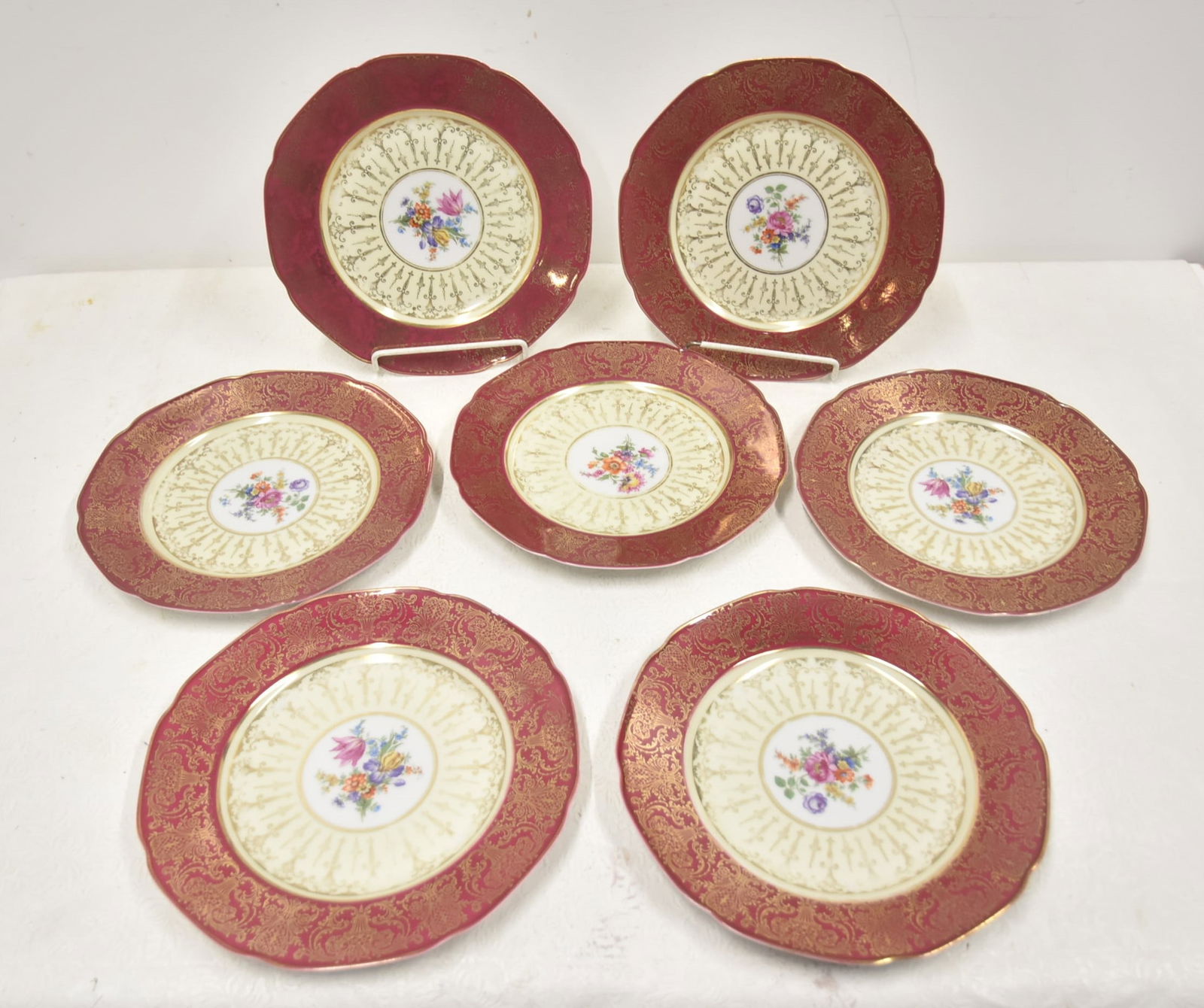 (6) TIRSCHENREUTH BAVARIA DINNER PLATES: (6) TIRSCHENREUTH BAVARIA PORCELAIN DINNER PLATES WITH FLORAL MEDALLION SURROUNDED BY RED & GOLD BORDER - 11" D