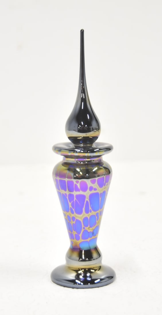 STUART ABELMAN IRIDESCENT ART GLASS PERFUME BOTTLE: IRIDESCENT STAURT ABELMAN ART GLASS PERFUME BOTTOLE , SIGNED ABELMAN 1999 - 1 1/2" x 6 1/2"
