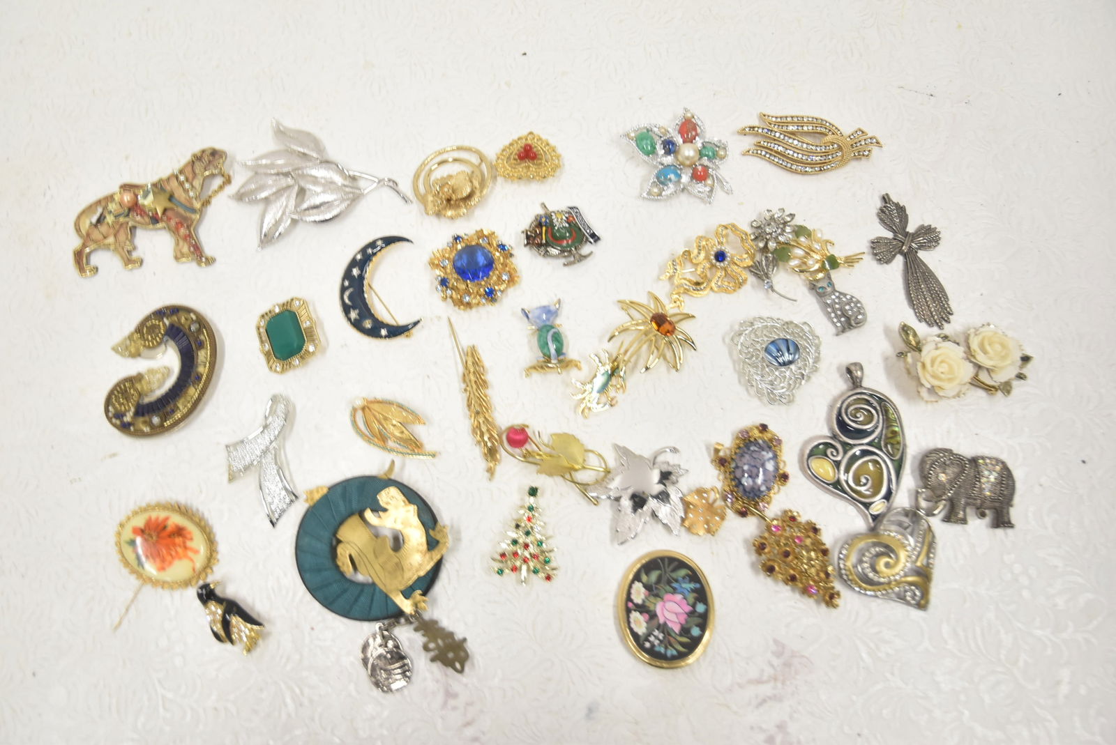 VINTAGE COSTUME JEWELRY LOT (1 of 8)