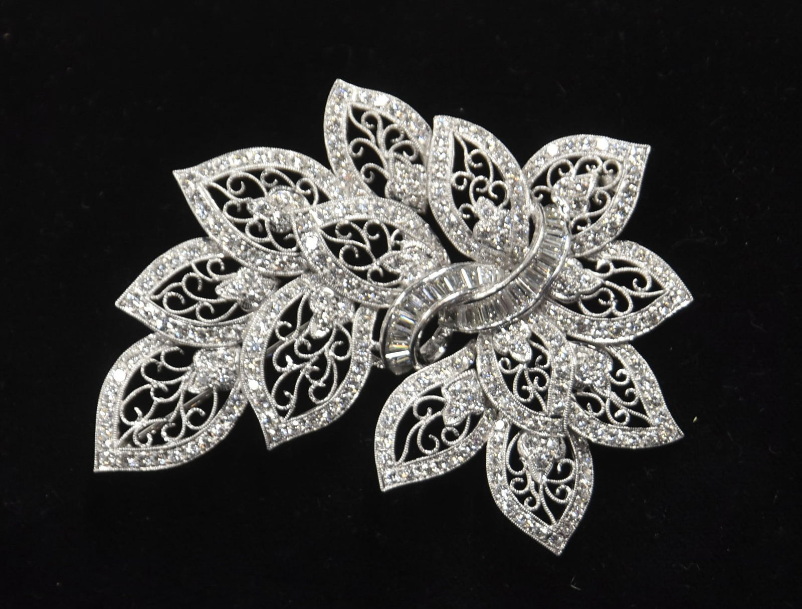 LARGE 18kt ART DECO 5ctw DIAMOND BROOCH (1 of 9)
