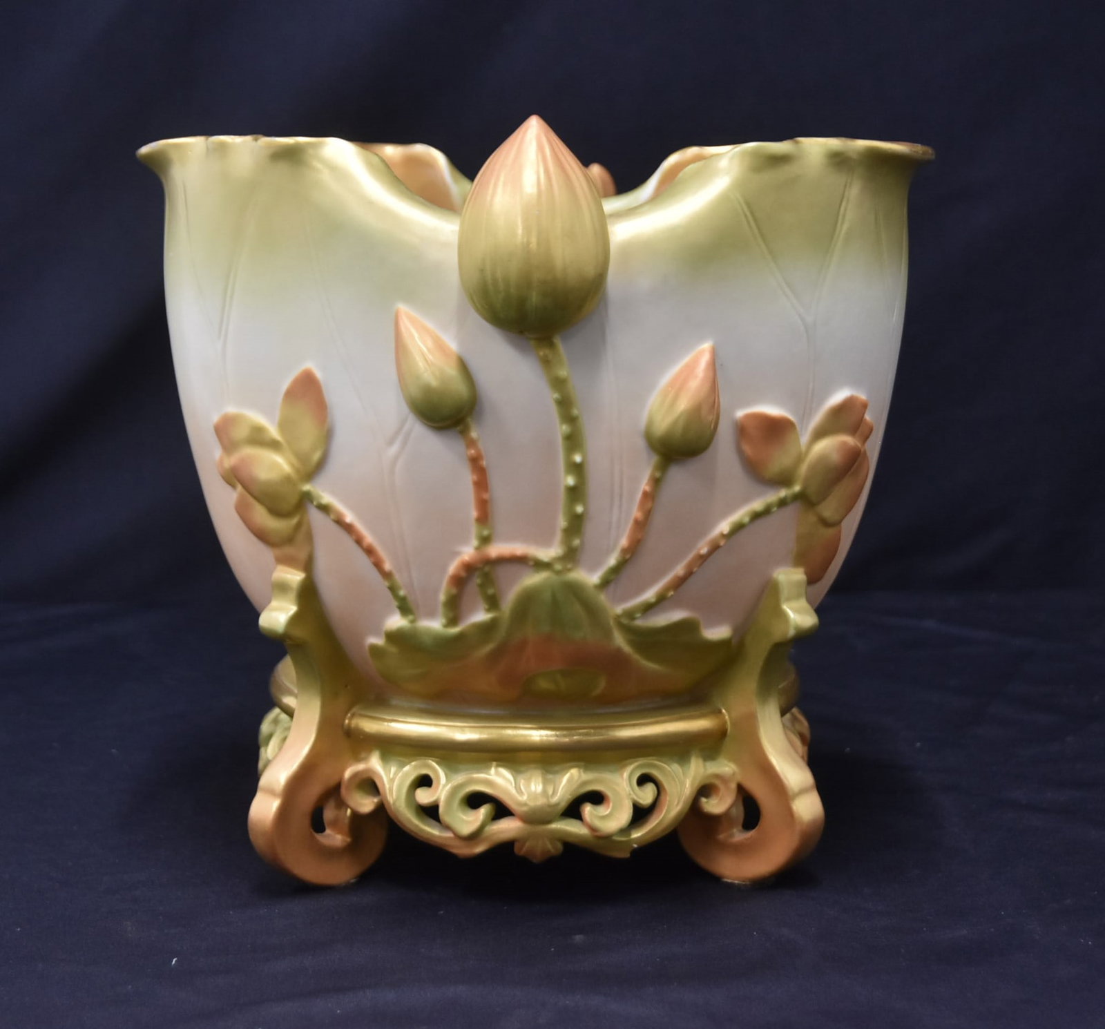 ROYAL WORCESTER ART NOUVEAU JARDINIERE: ROYAL WORCESTER AESTHETIC MOVEMENT ART NOUVEAU PORCELAIN LOTUS FLOWER JARDINIERE - 9 1/2' x 8 1/2'