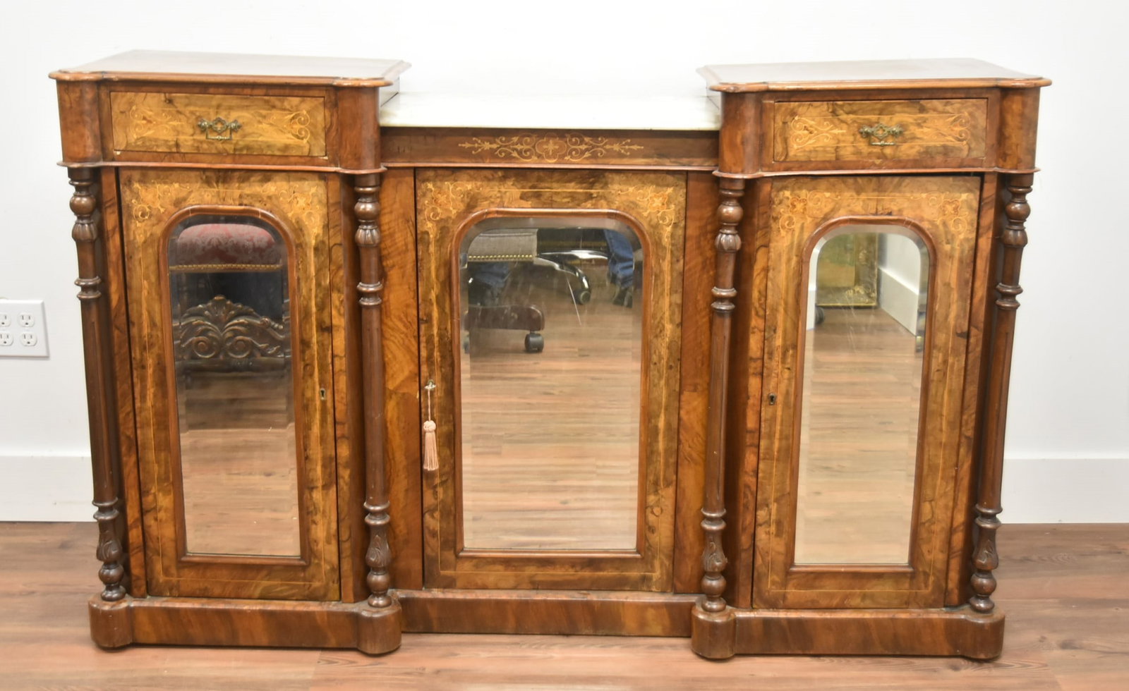 ANTIQUE EDWARDIAN INLAID MIRRORED SIDE CABINET: ANTIQUE EDWARDIAN STYLE BURL WOOD MIRRORED SIDE CABINET WITH SATINWOOD INLAYS - 60" x 16" x 33 1/2' (CABINET LEANS BACK)
