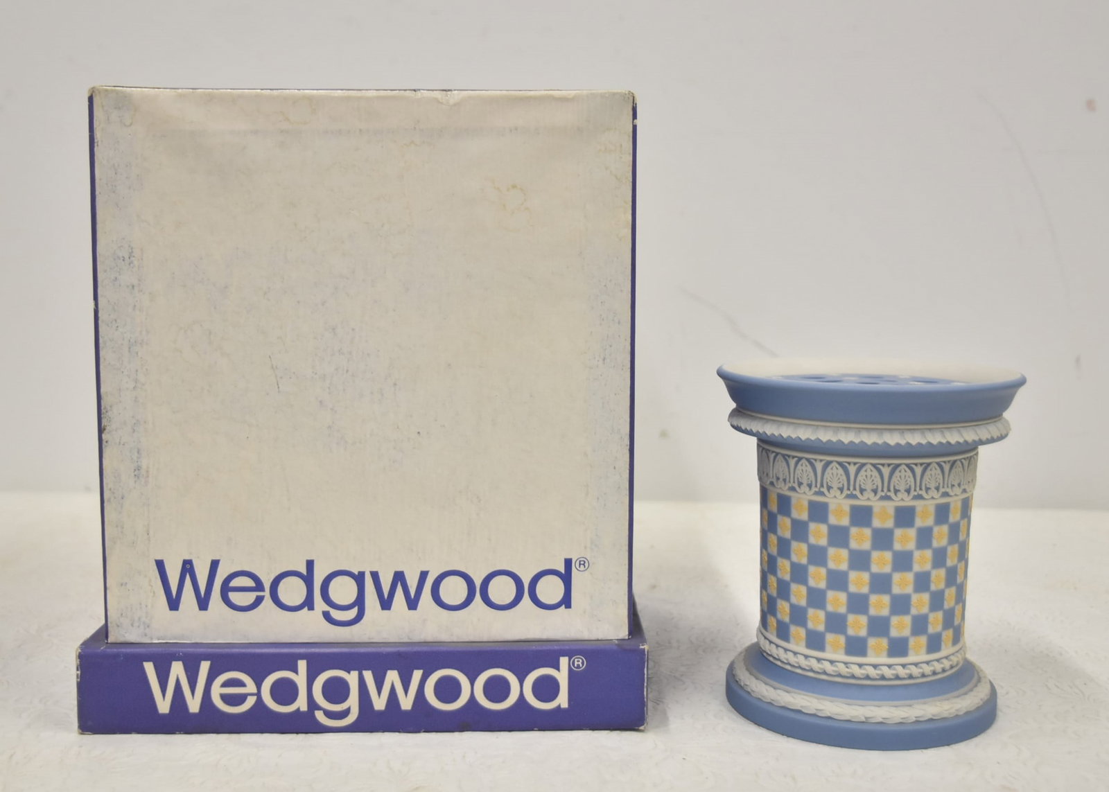 WEDGWOOD TRI COLOR DICED JASPERWARE VASE (1 of 18)