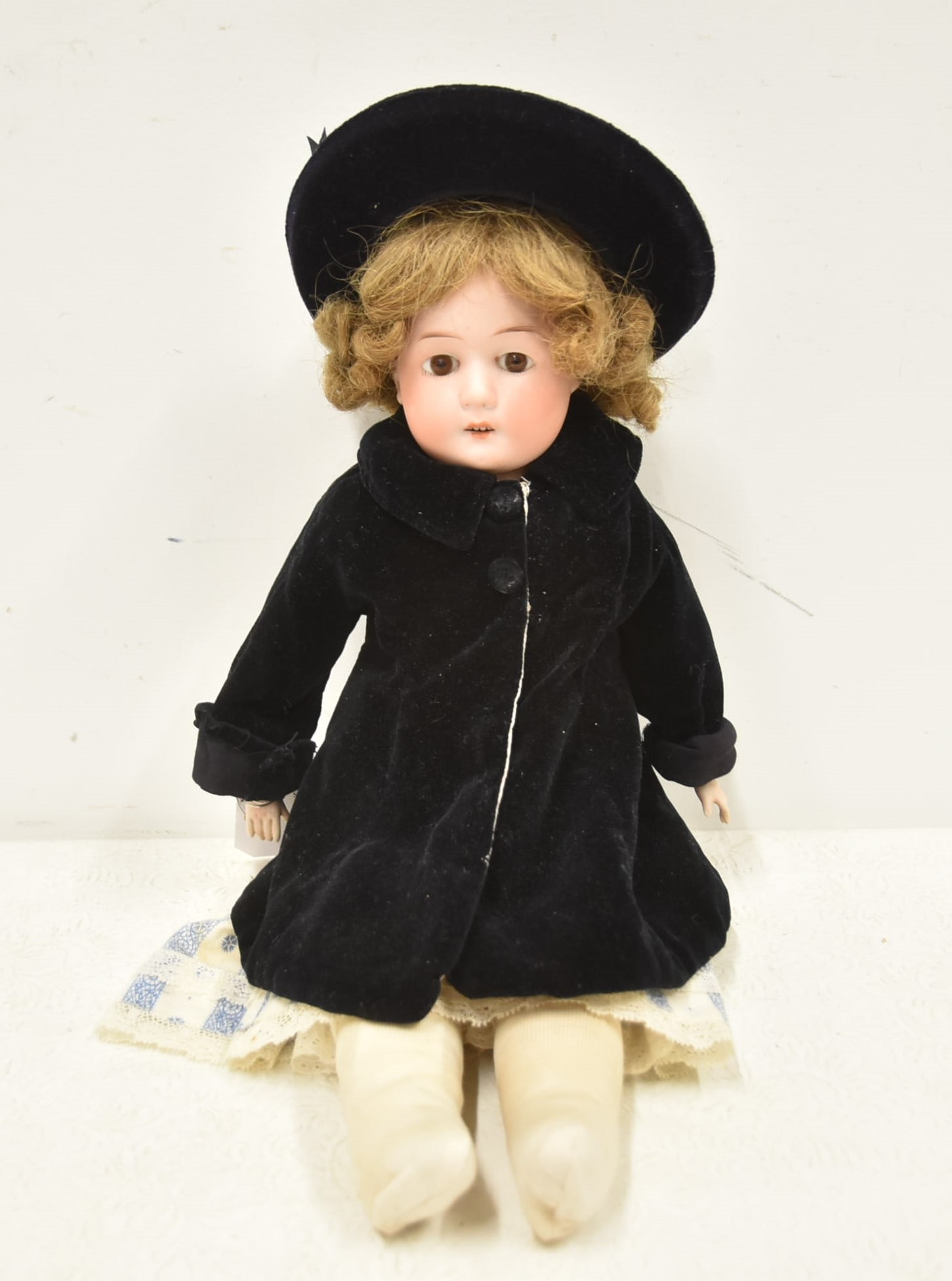 ARMAND MARSEILLES FLORA DORA BISQUE DOLL: ARMAND MARSEILLES FLORA DORA BISQUE SHOULDER HEAD DOLL MARKED AM ; A2 /OX - 10 1/2" TALL