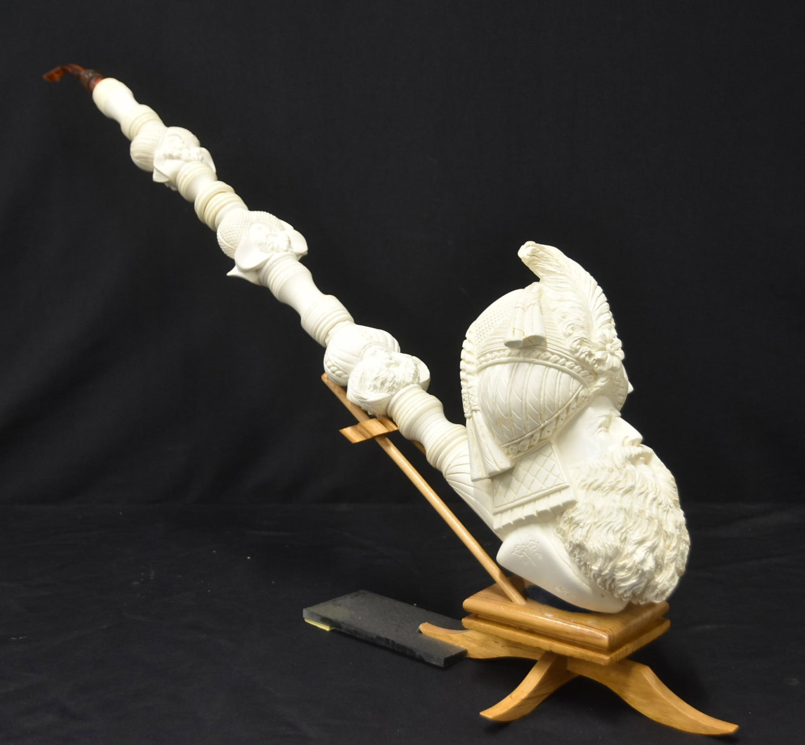VERY LARGE TURKISH MEERSCHAUM PIPE: VERY LARGE TURKISH HAND CARVED MEERSCHAUM SEPIOLITE SMOKING TOBACCO PIPE WITH CARVED PORTRAIT OF SULTAN OF THE OTTOMAN EMPIRE - 6" x 26"