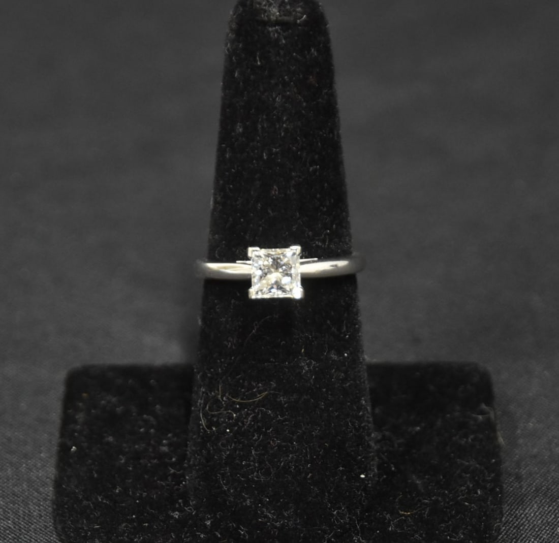 1.07ct LAB DIAMOND RING: 1.07ct LAB DIAMOND COLOR D ; CLARITY VVS2 SET IN 14kt GOLD WITH GIA REPORT 2.57dwt ; SIZE 7