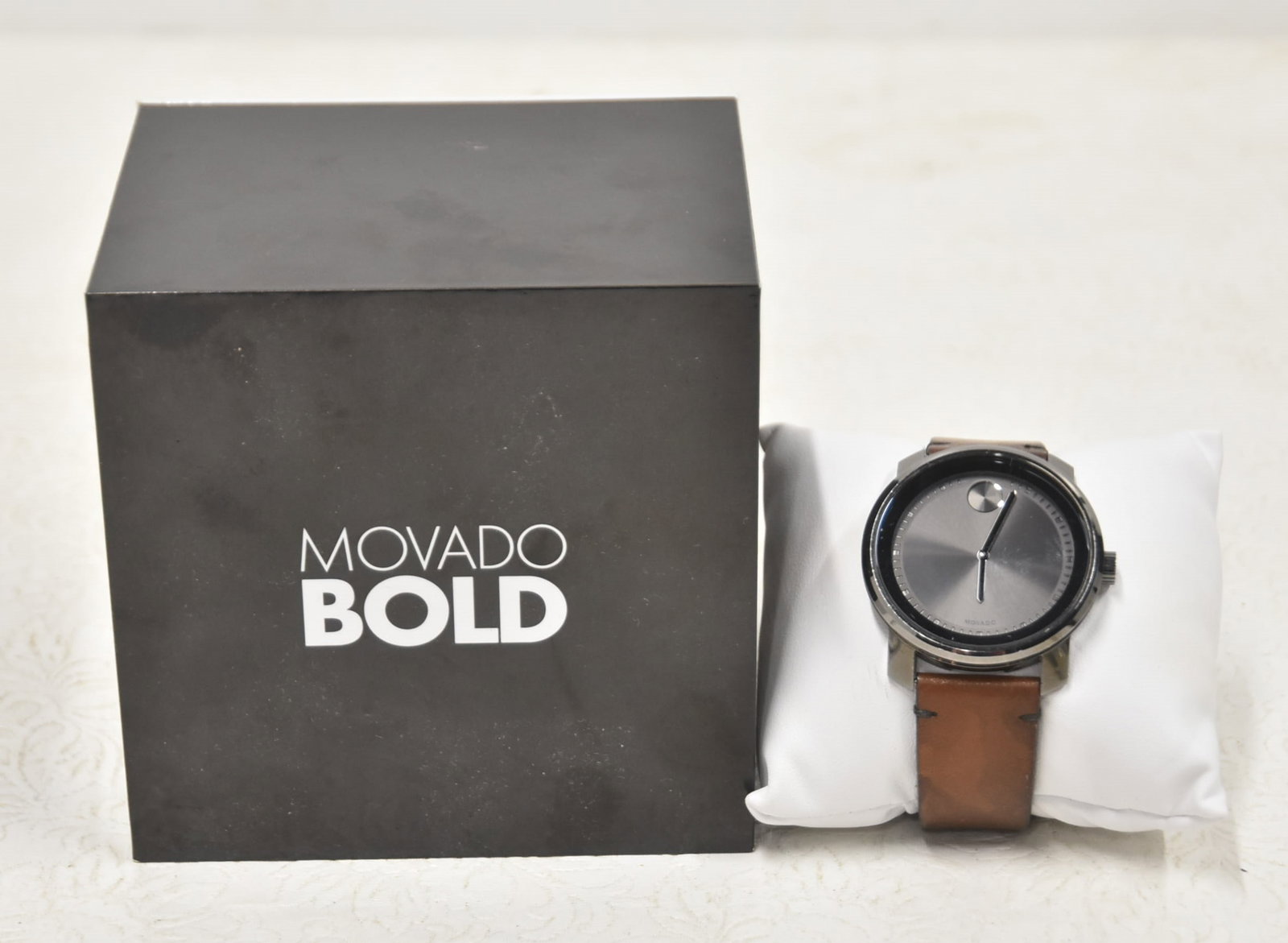MOVADO BOLD MENS WRIST WATCH WITH BOX: MENS MOVADO BOLD 42mm WATCH WITH BROWN LEATHER BAND WITH BOX & BOOKLET (SOME MINOR WEAR)