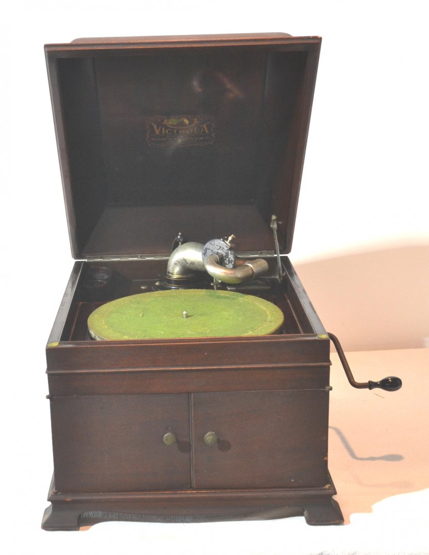 MAHOGANY CASE VICTOR TALKING MACHINE VICTROLA: 16" x 20" x 15 1/2"