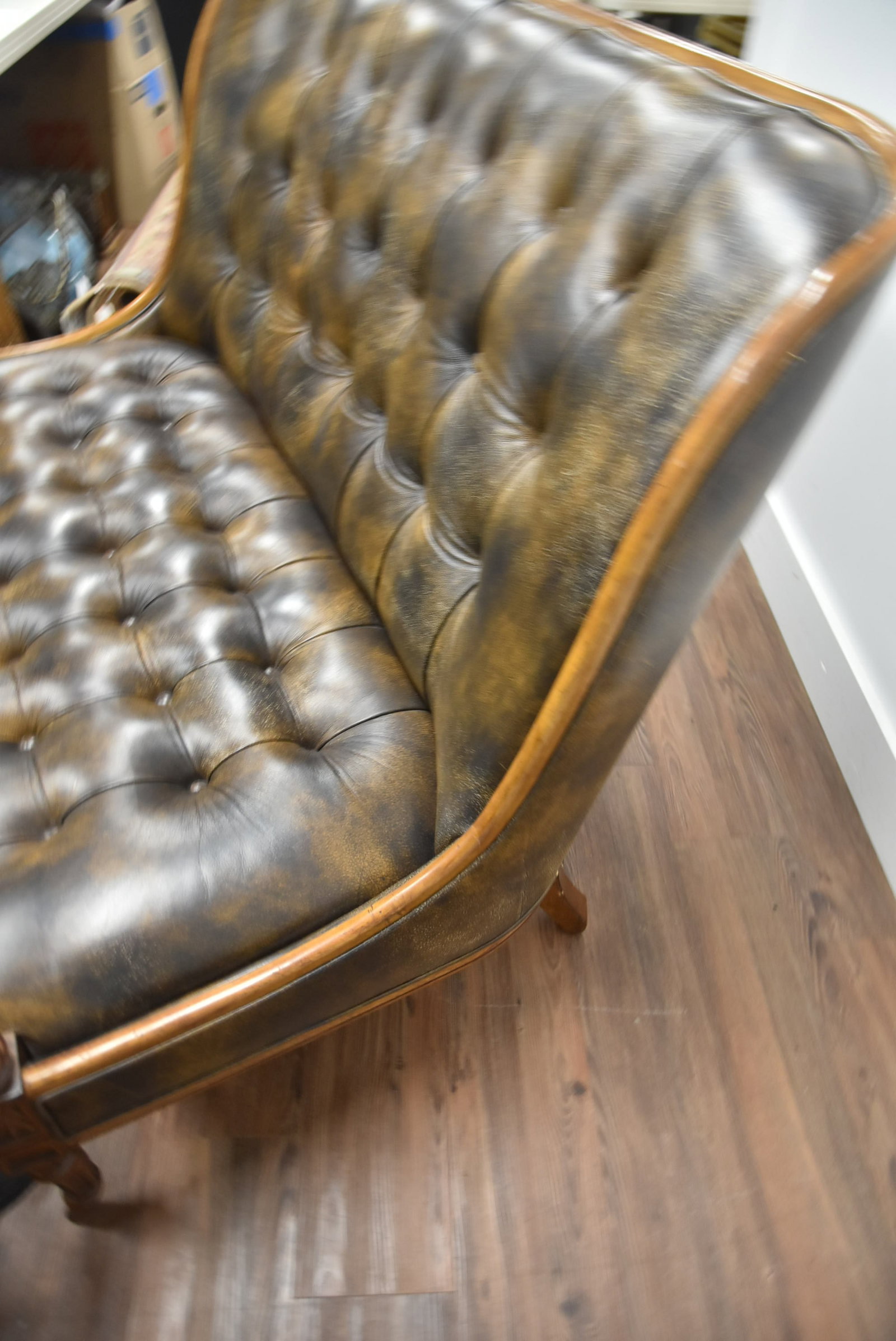 TUFTED LEATHER SETTEE - 10