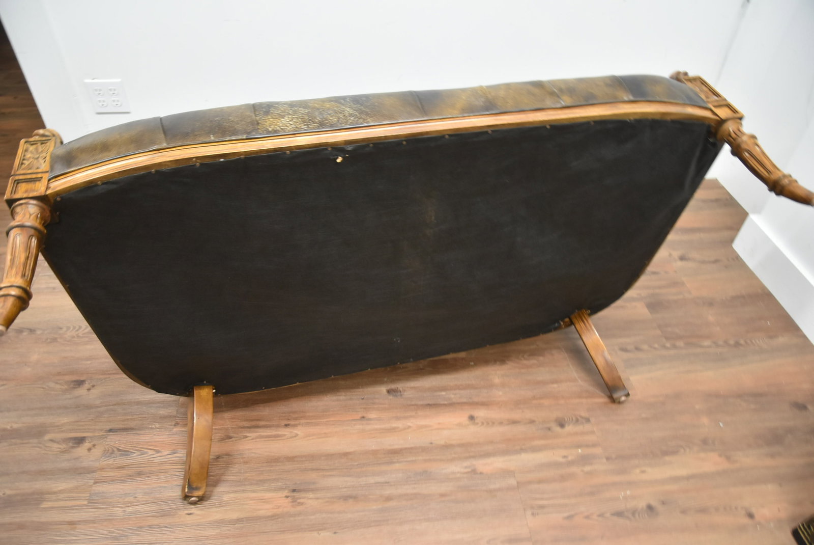 TUFTED LEATHER SETTEE - 11