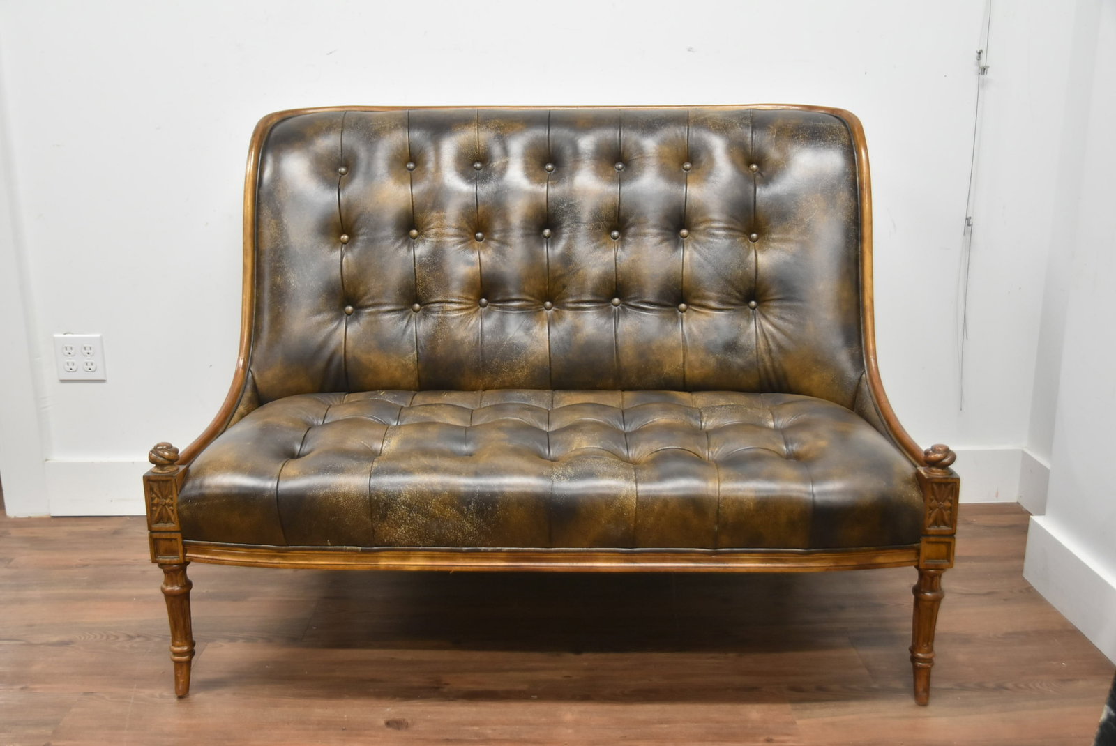 TUFTED LEATHER SETTEE - 2