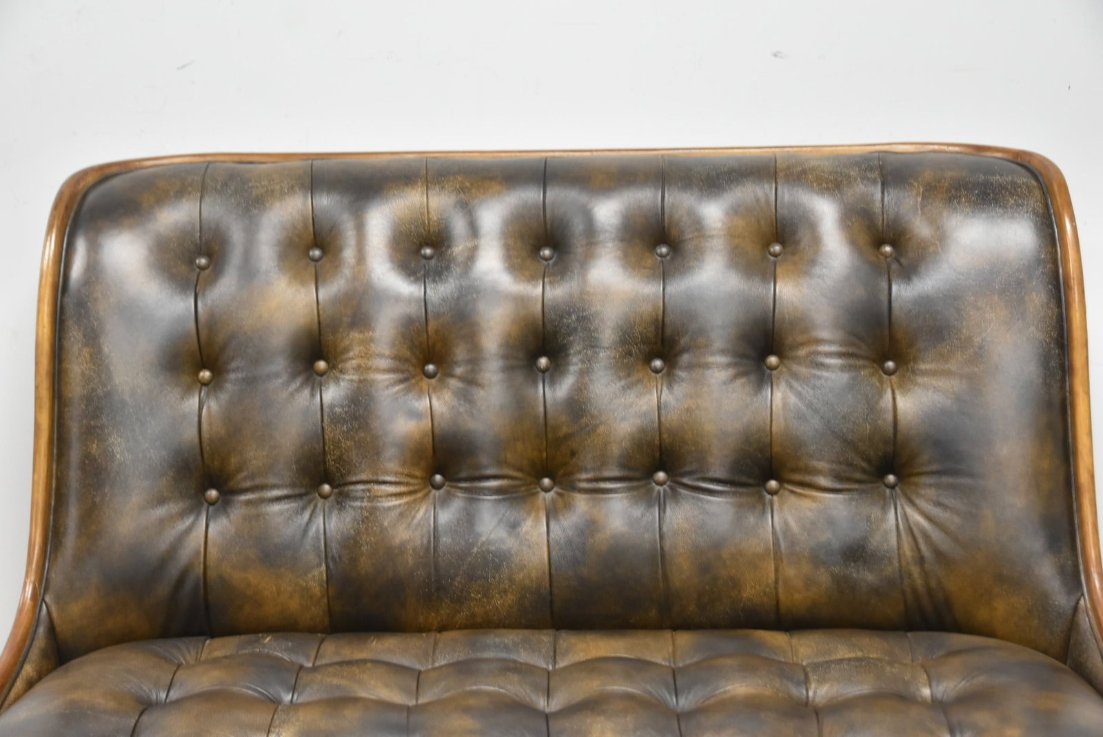 TUFTED LEATHER SETTEE - 3