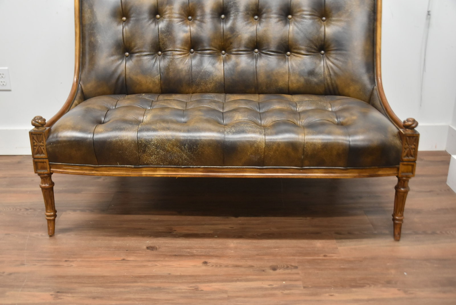 TUFTED LEATHER SETTEE - 4