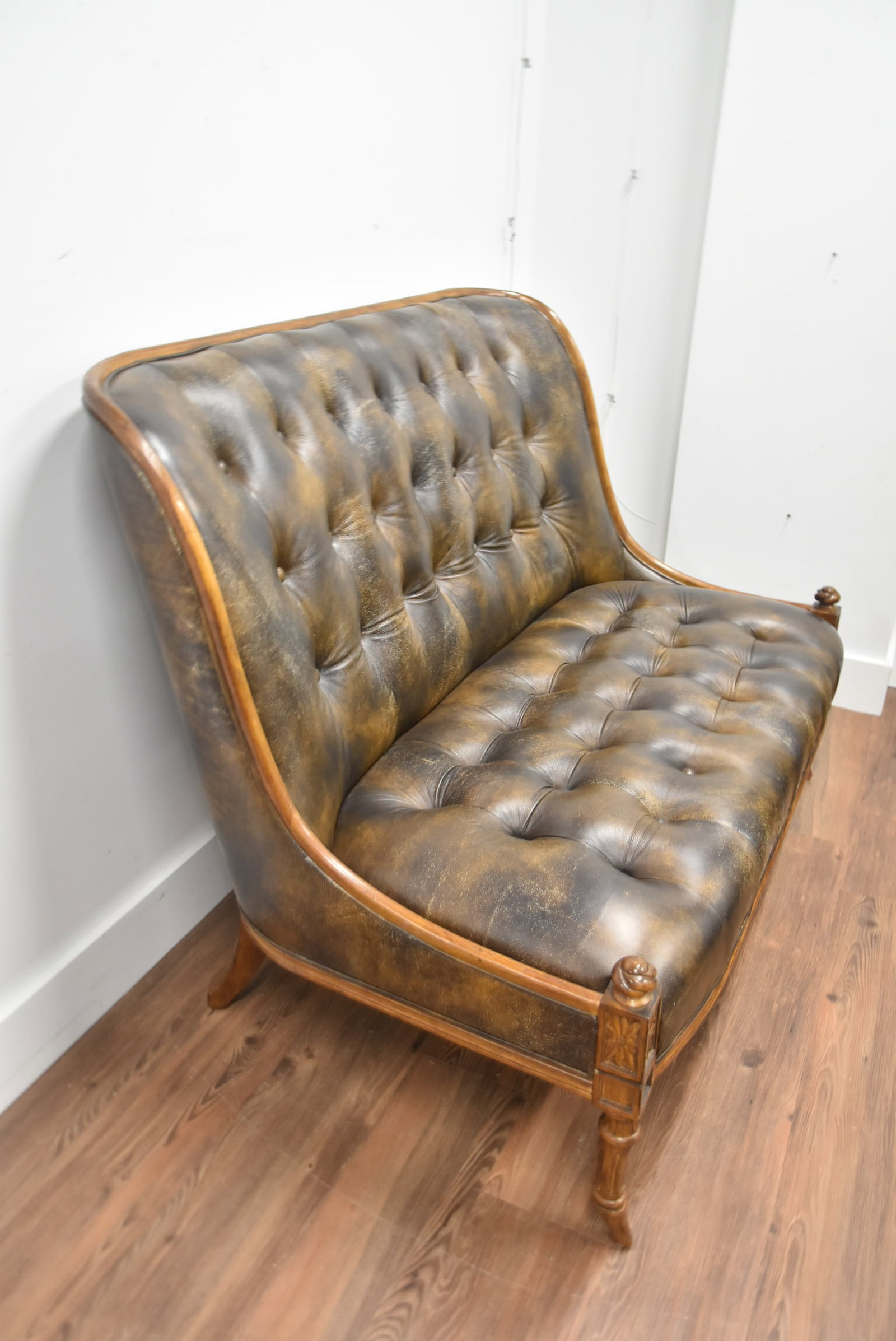 TUFTED LEATHER SETTEE - 5