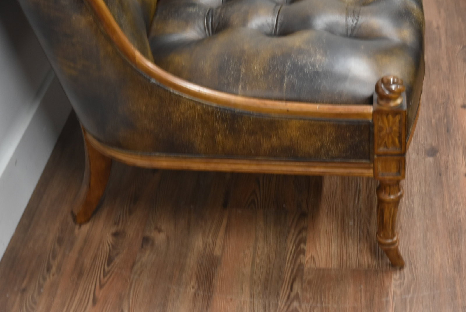 TUFTED LEATHER SETTEE - 6