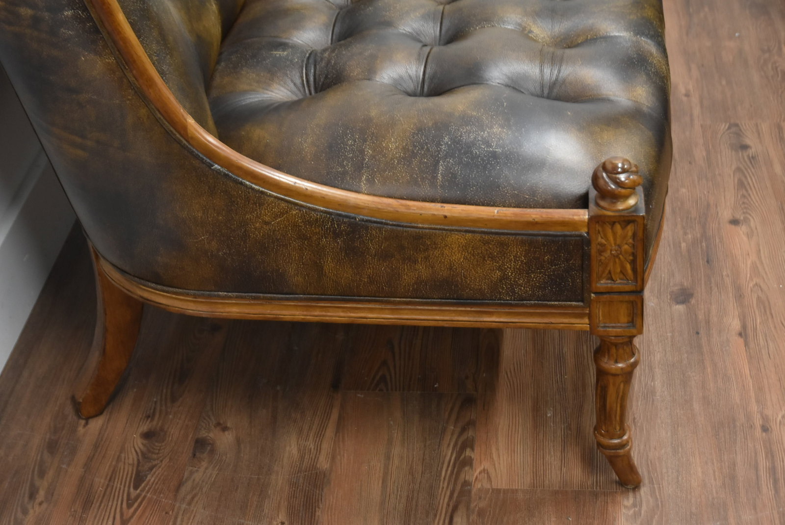 TUFTED LEATHER SETTEE - 7