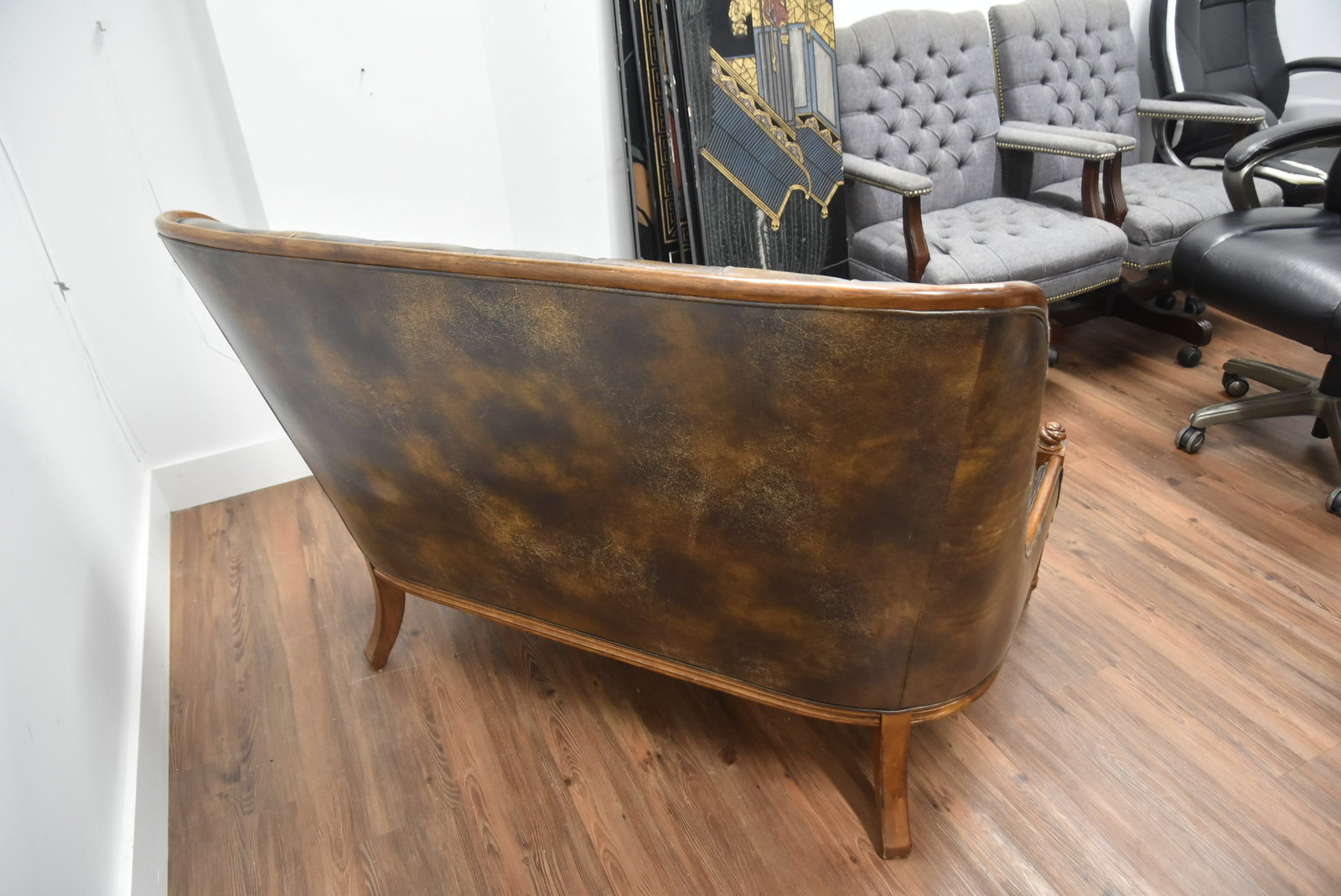 TUFTED LEATHER SETTEE - 8