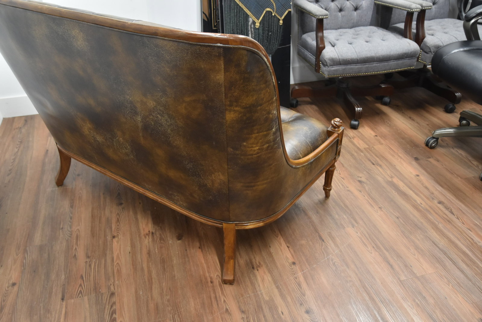 TUFTED LEATHER SETTEE - 9