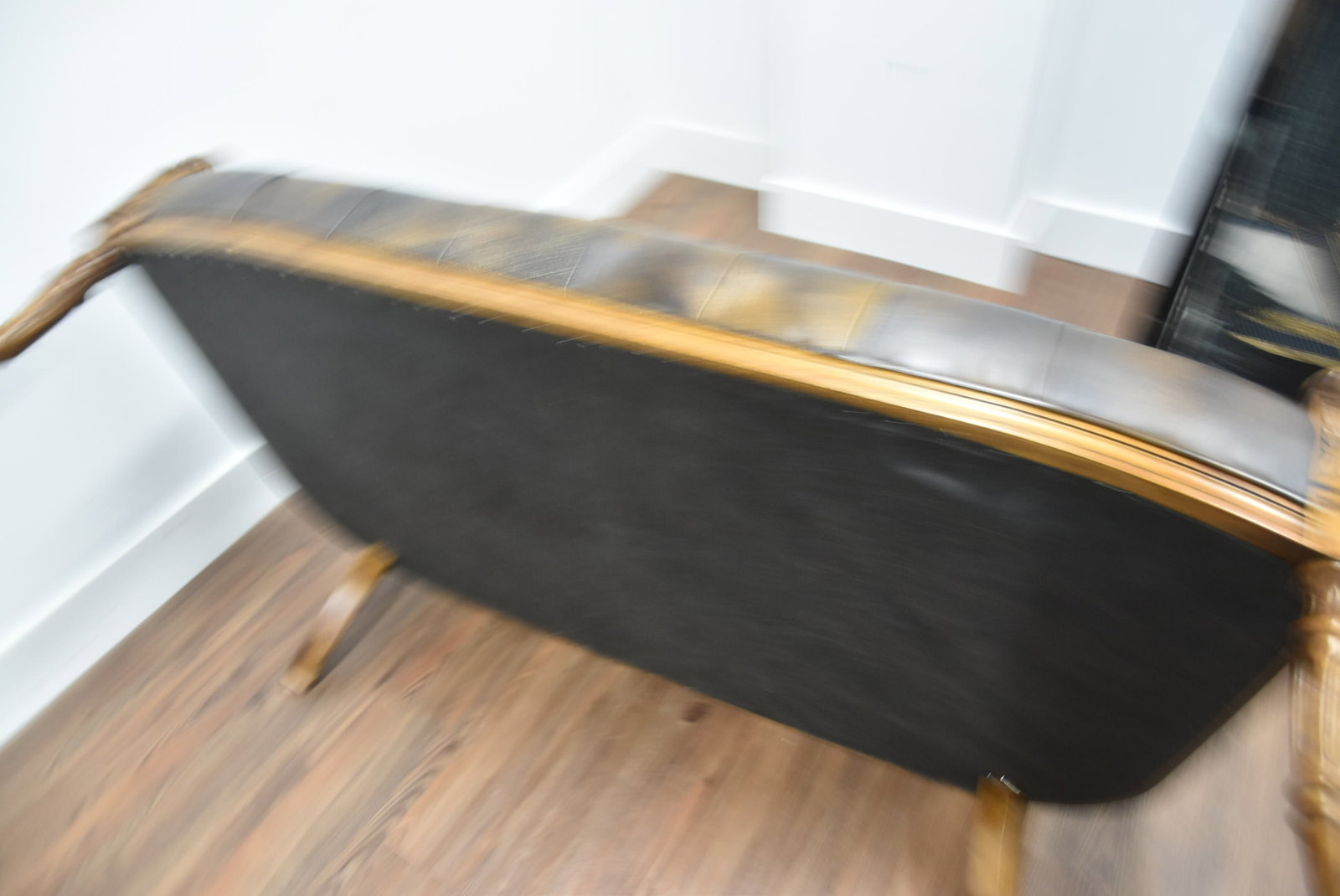 TUFTED LEATHER SETTEE - 10