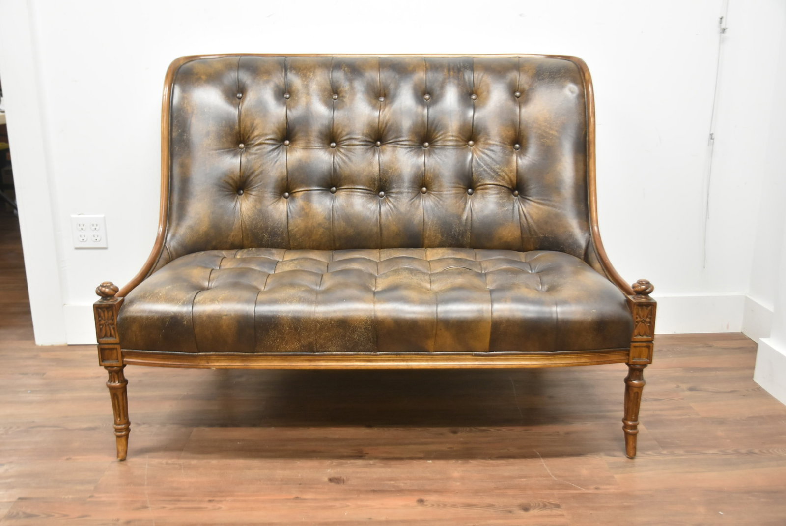 TUFTED LEATHER SETTEE - 2