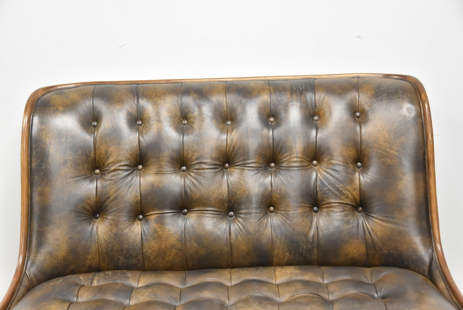 TUFTED LEATHER SETTEE - 3