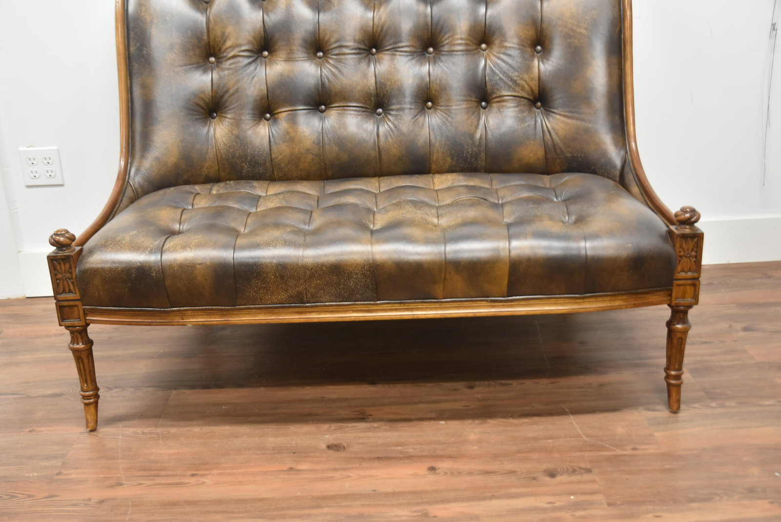 TUFTED LEATHER SETTEE - 4