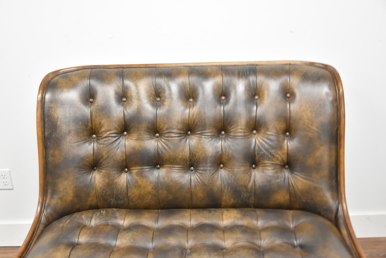 TUFTED LEATHER SETTEE - 5