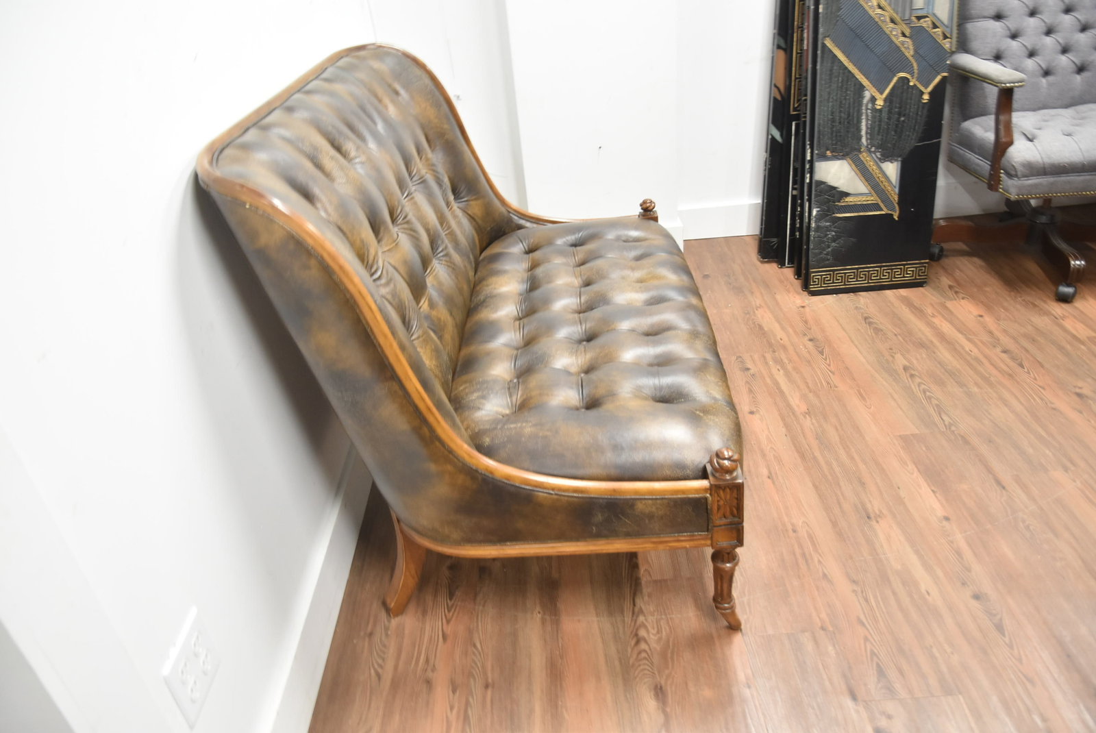 TUFTED LEATHER SETTEE - 6