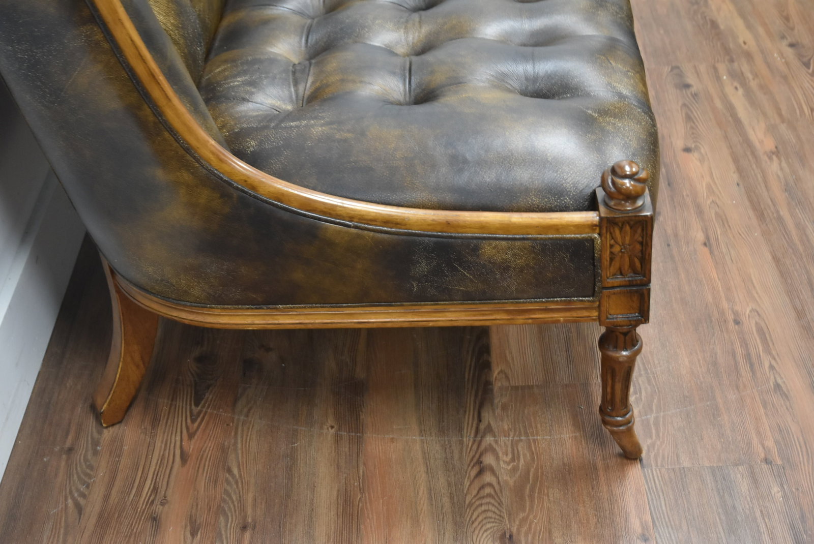 TUFTED LEATHER SETTEE - 7