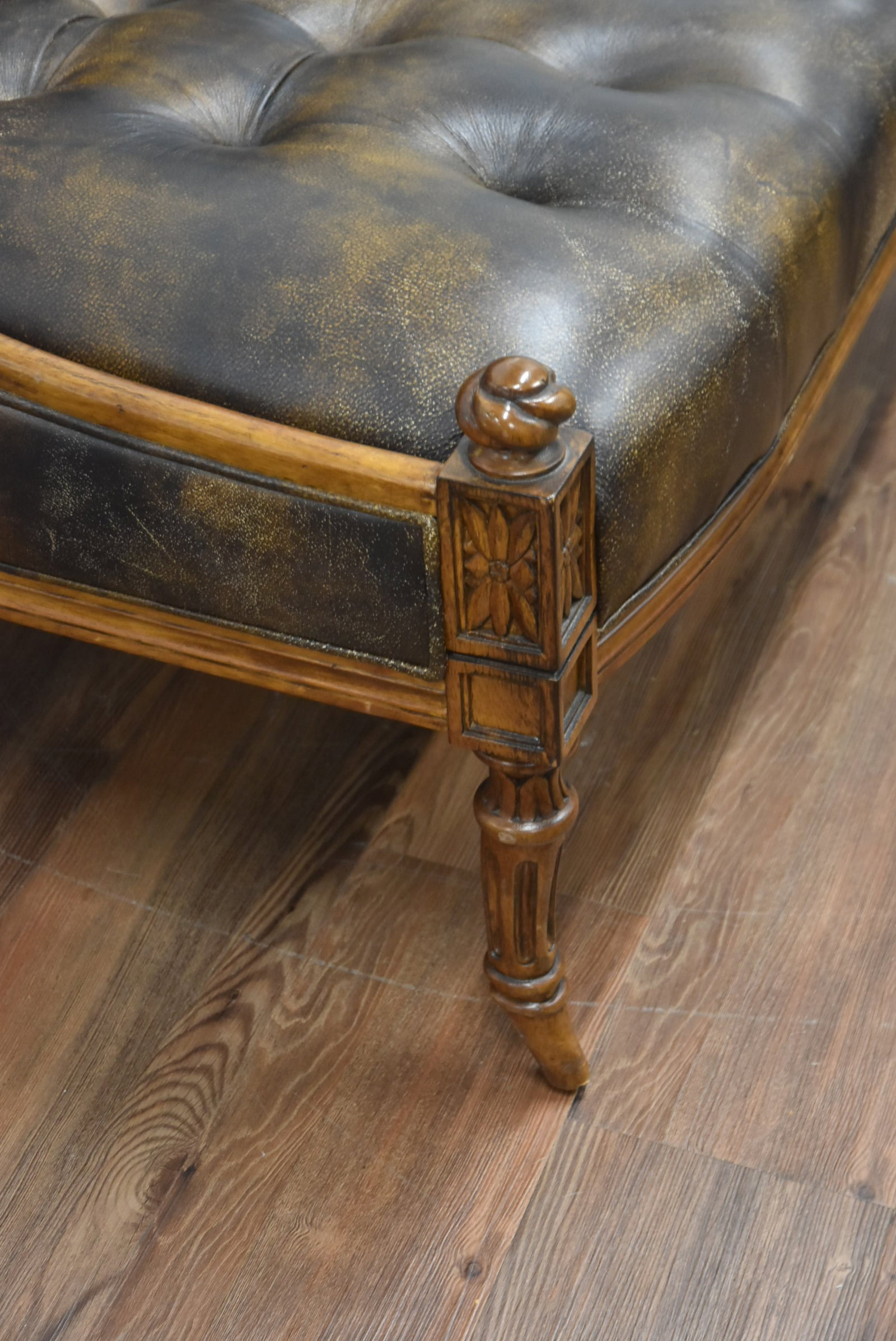 TUFTED LEATHER SETTEE - 8
