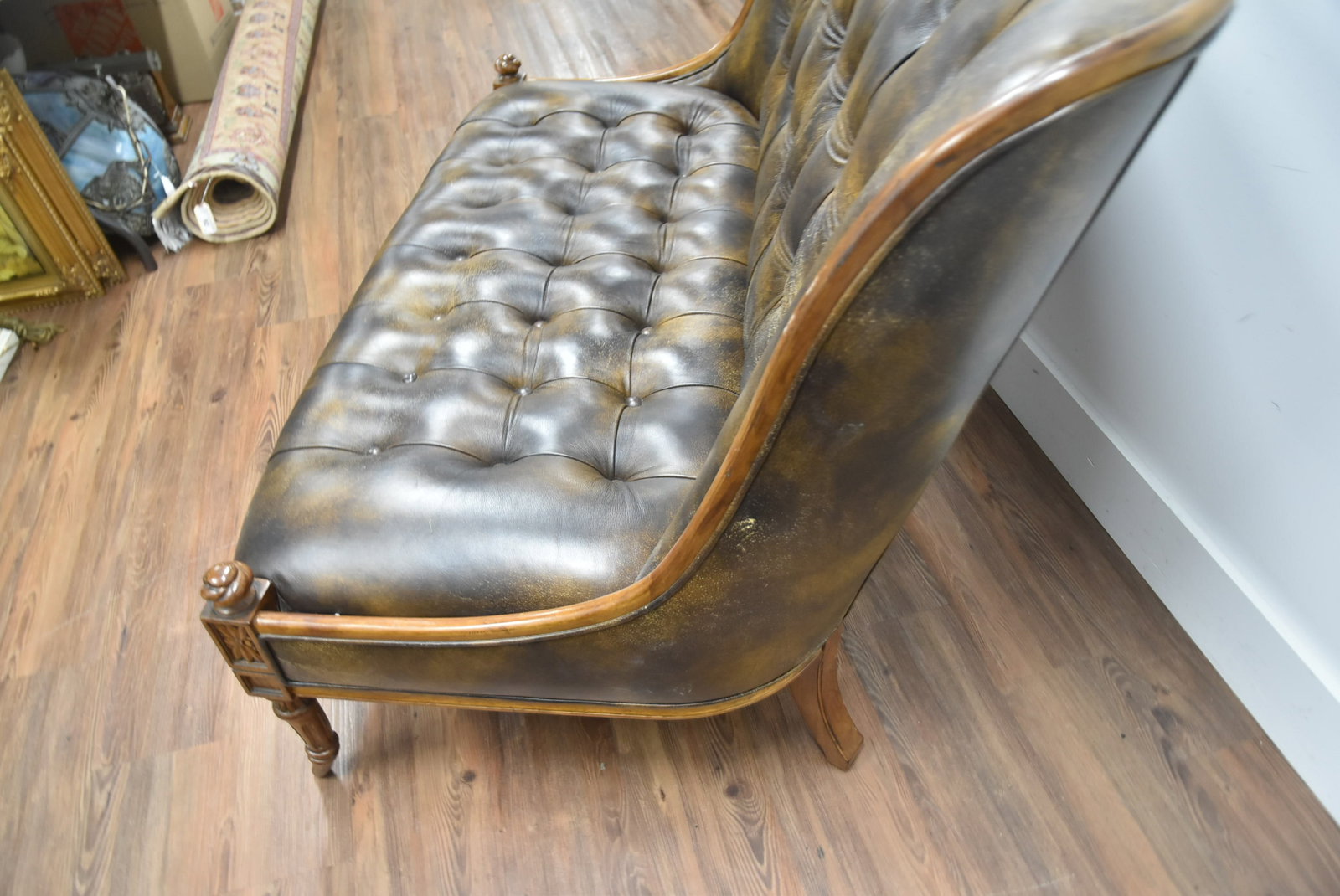 TUFTED LEATHER SETTEE - 9