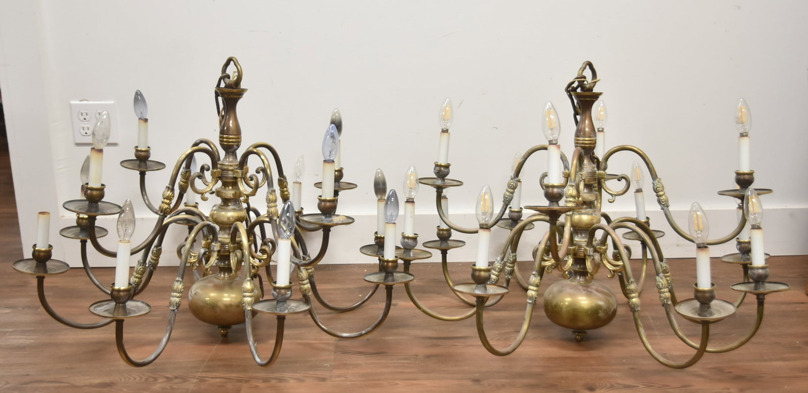 (Pr) 12-LIGHT BRASS WILLIAMSBURG CHANDELIERS (1 of 13)