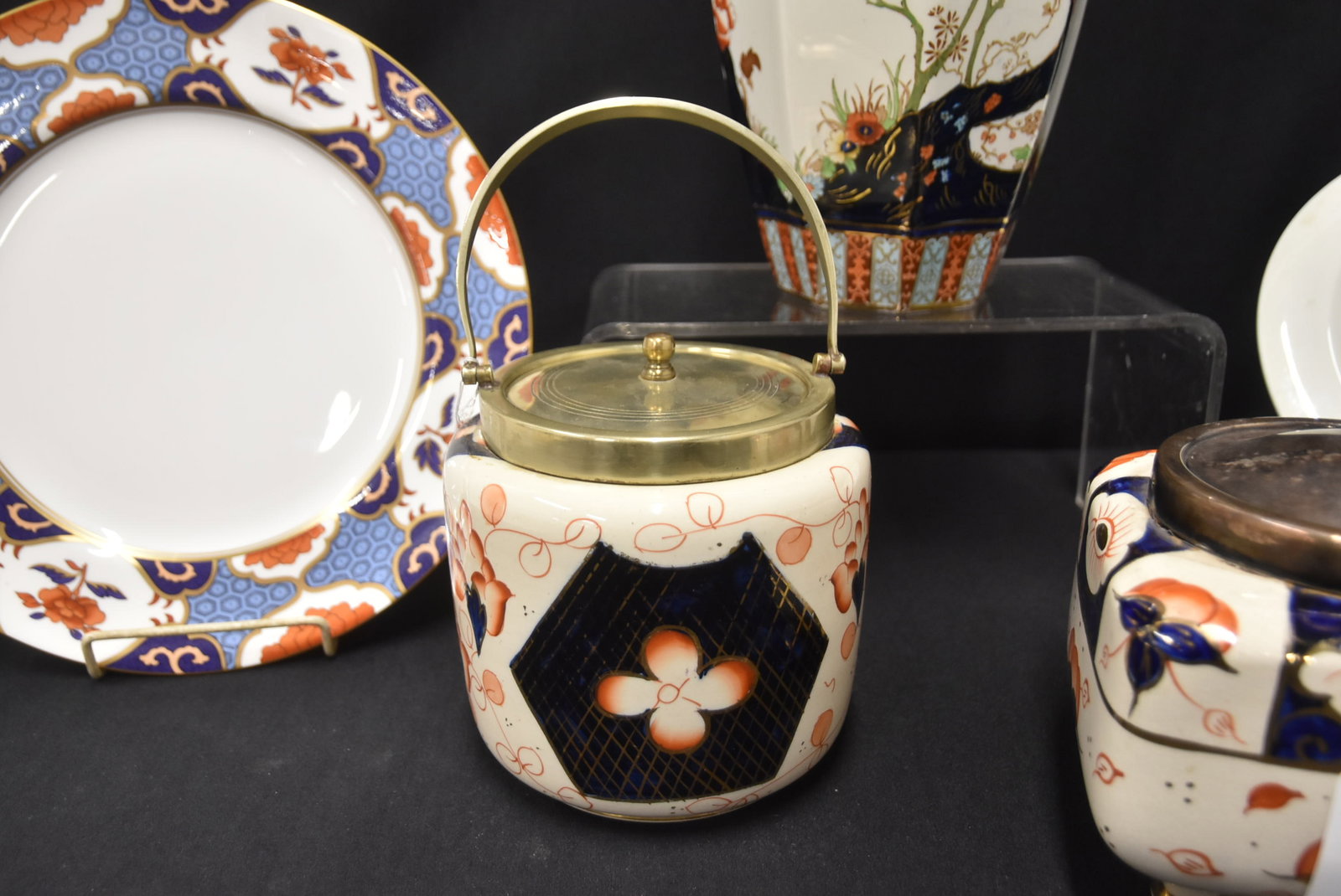 ENGLISH IMARI PATTERN GROUPING - 12