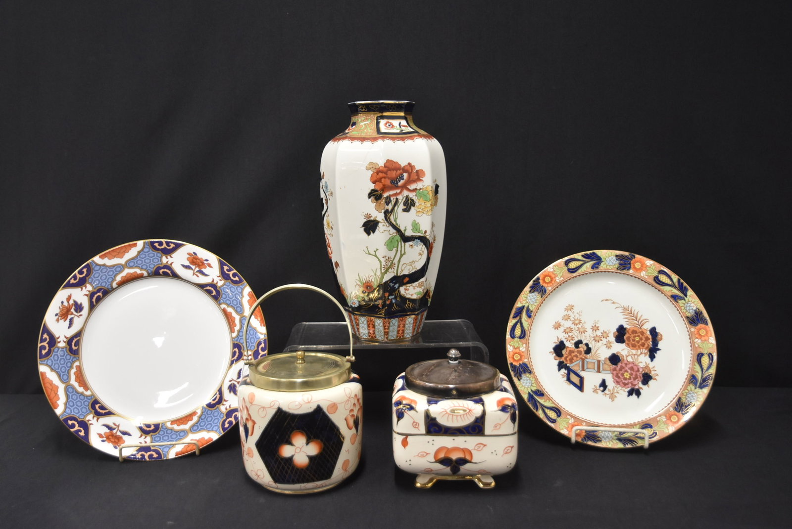 ENGLISH IMARI PATTERN GROUPING - 2