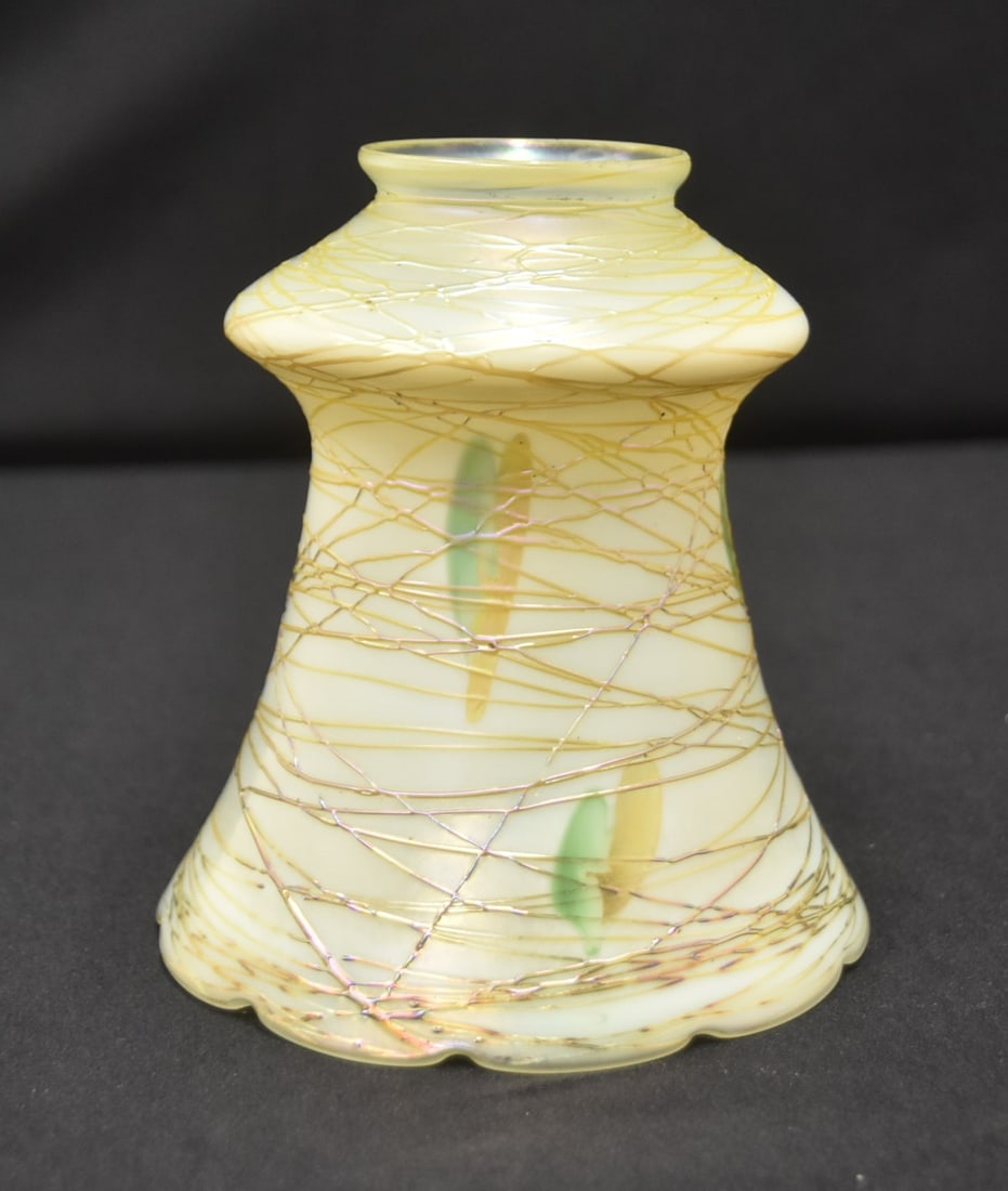 QUEZAL THREADED ART GLASS LAMP SHADE (1 of 10)