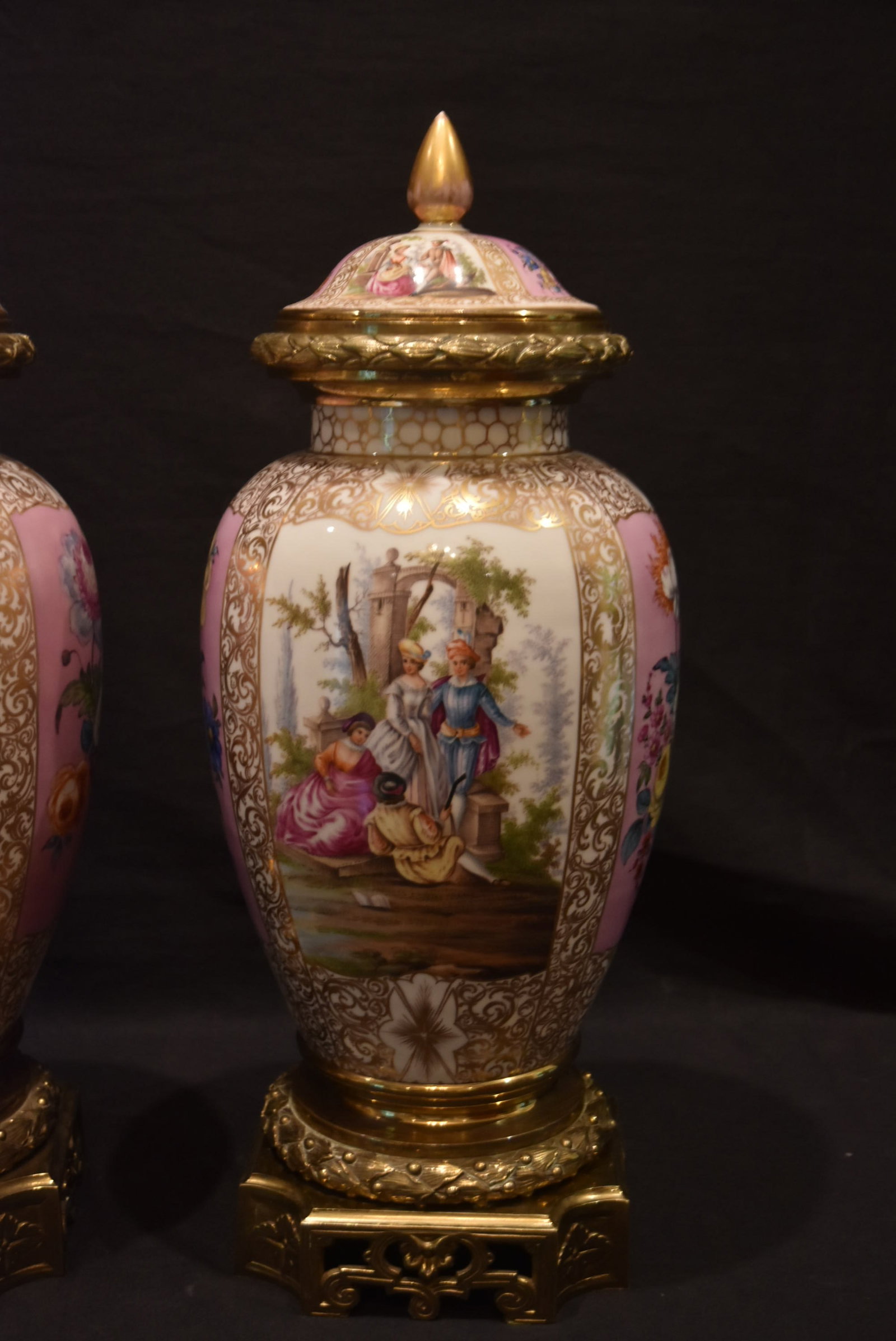 LARGE PAIR AUGUSTUS REX GINGER JARS - 3