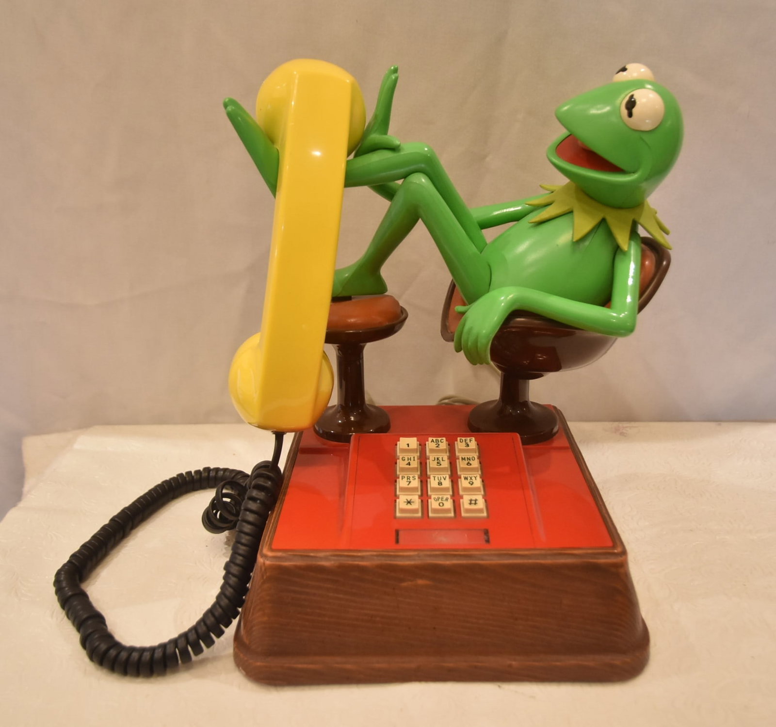 VINTAGE KERMIT THE FROG TELEPHONE: VINTAGE KERMIT THE FROG JIM HENSON TELEPHONE 1983 MOVIE PROP PHONE ; IN EXCELLENT WORKING ORDER ATC KERMIT THE FROG MUPPETTS TELEPHONE - 12" x 9" x 12" (PLEASE NOTE THIS ITEM IS BEING SOLD AT AN OFF S