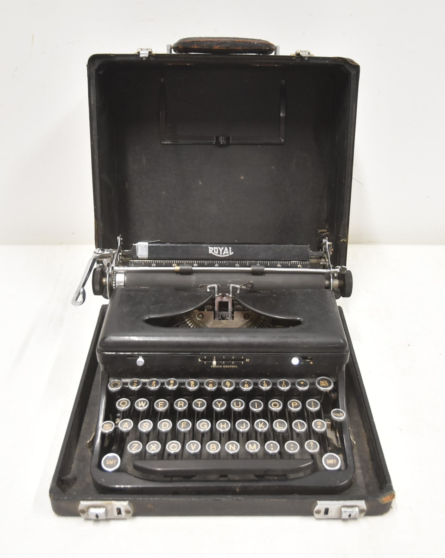 VINTAGE ROYAL PORTABLE TYPEWRITER (1 of 8)