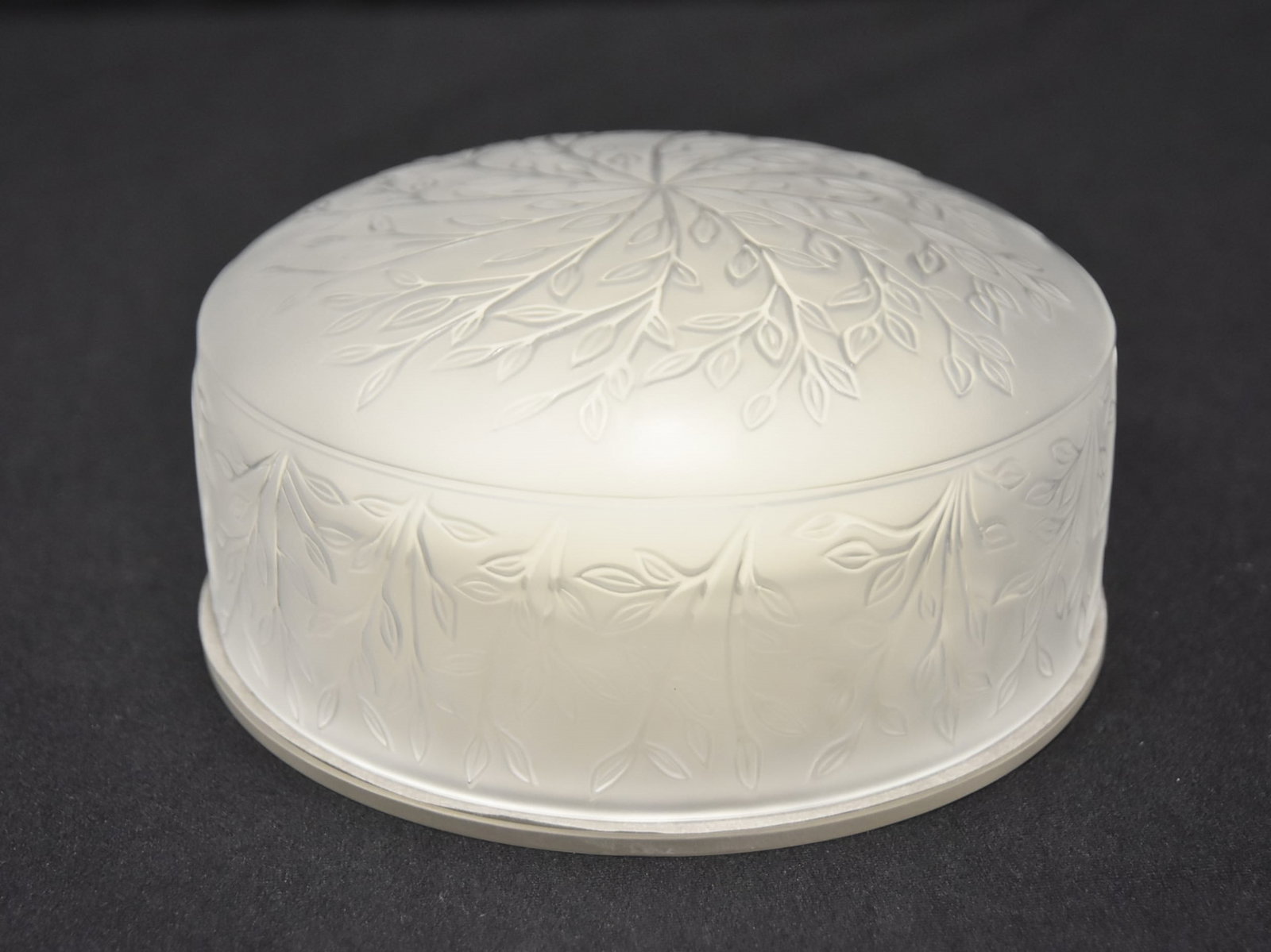LALIQUE "HONEY SUCKLE" POWDER BOX (1 of 11)