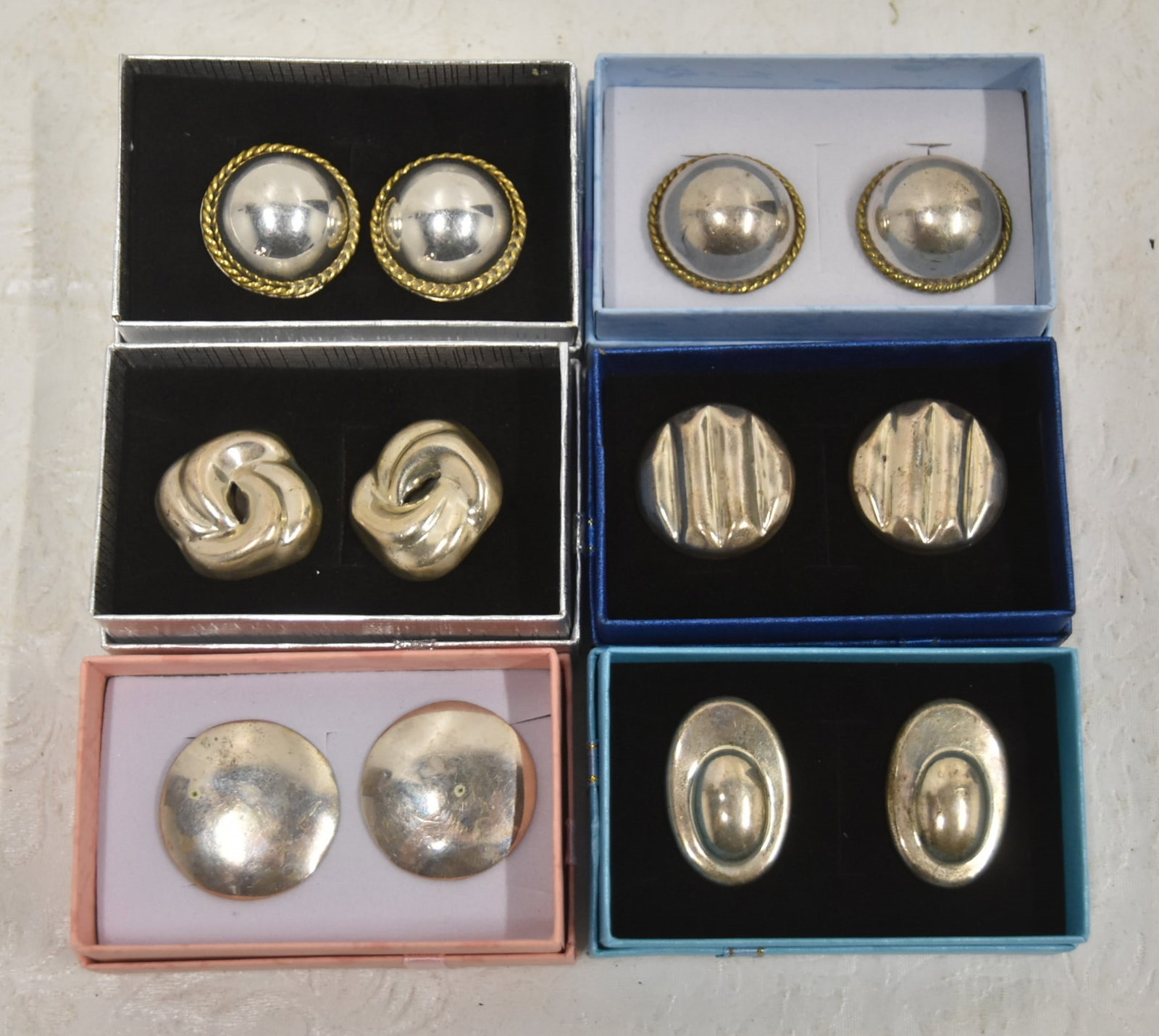 (6) PAIRS MEXICO STERLING SILVER EARRINGS: (2) PAIR TAXCO 2-TONE STERLING SILVER DOME CLIP DOME EARRINGS / (4) PAIRS MEXICO STERLING SILVER EARRINGS - LARGEST IS 1" 3.4ozt
