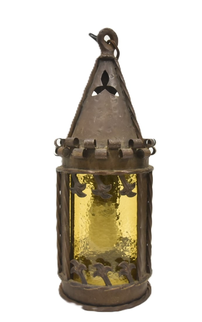 ARTS & CRAFTS COPPER & IRON LANTERN FIXTURE: ca. 1900 ARTS & CRAFTS HAMMERED COPPER & IRON HANGING PENDANT LANTERN FIXTURE WITH AMBER GLASS PANELS 6" x 19 1/2' ; WITH 30" CHAIN
